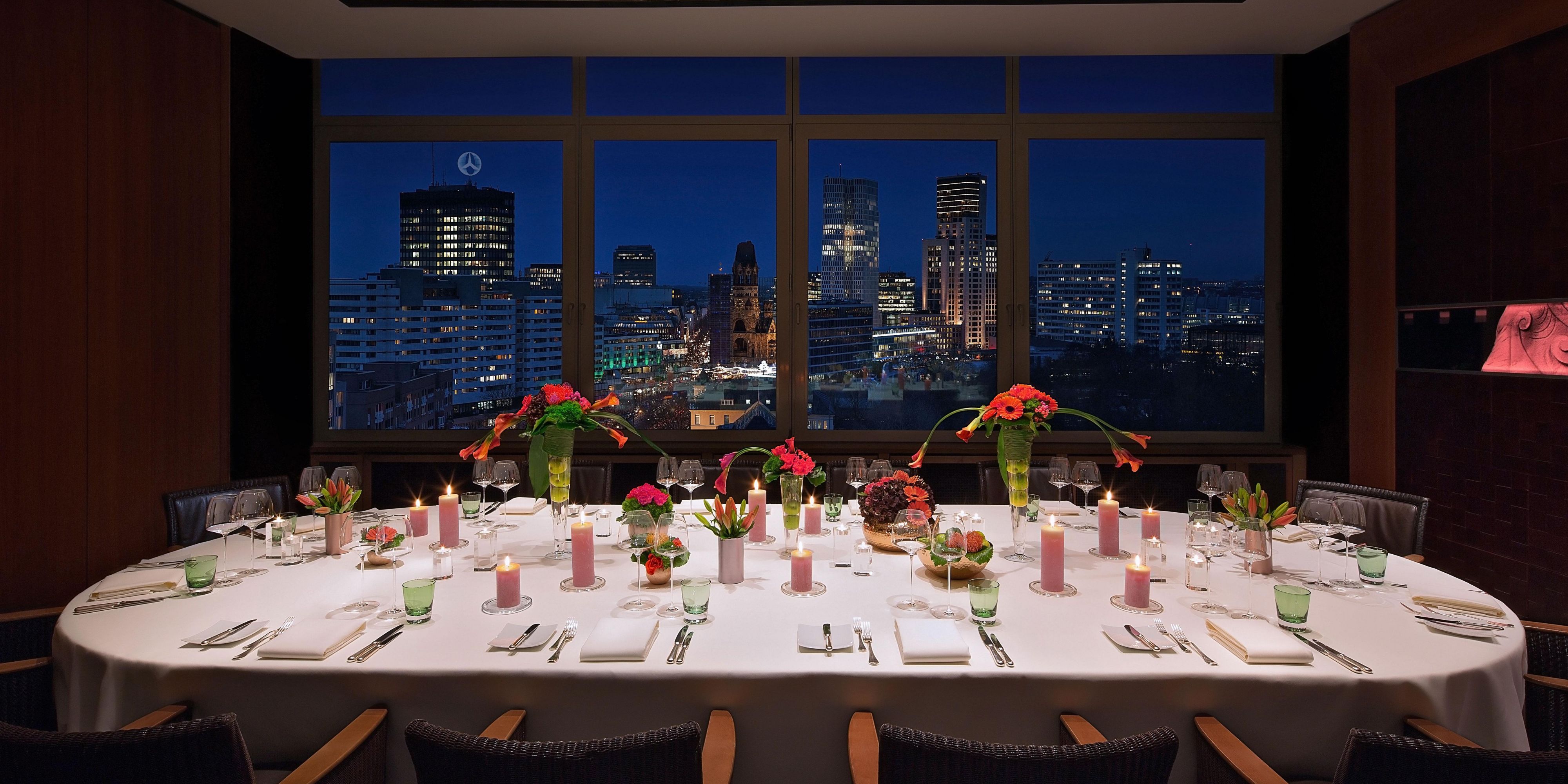 Exclusive events with a view of Berlin.
Three private dining rooms of different sizes offer the opportunity to enjoy events in a private atmosphere at the highest culinary level.