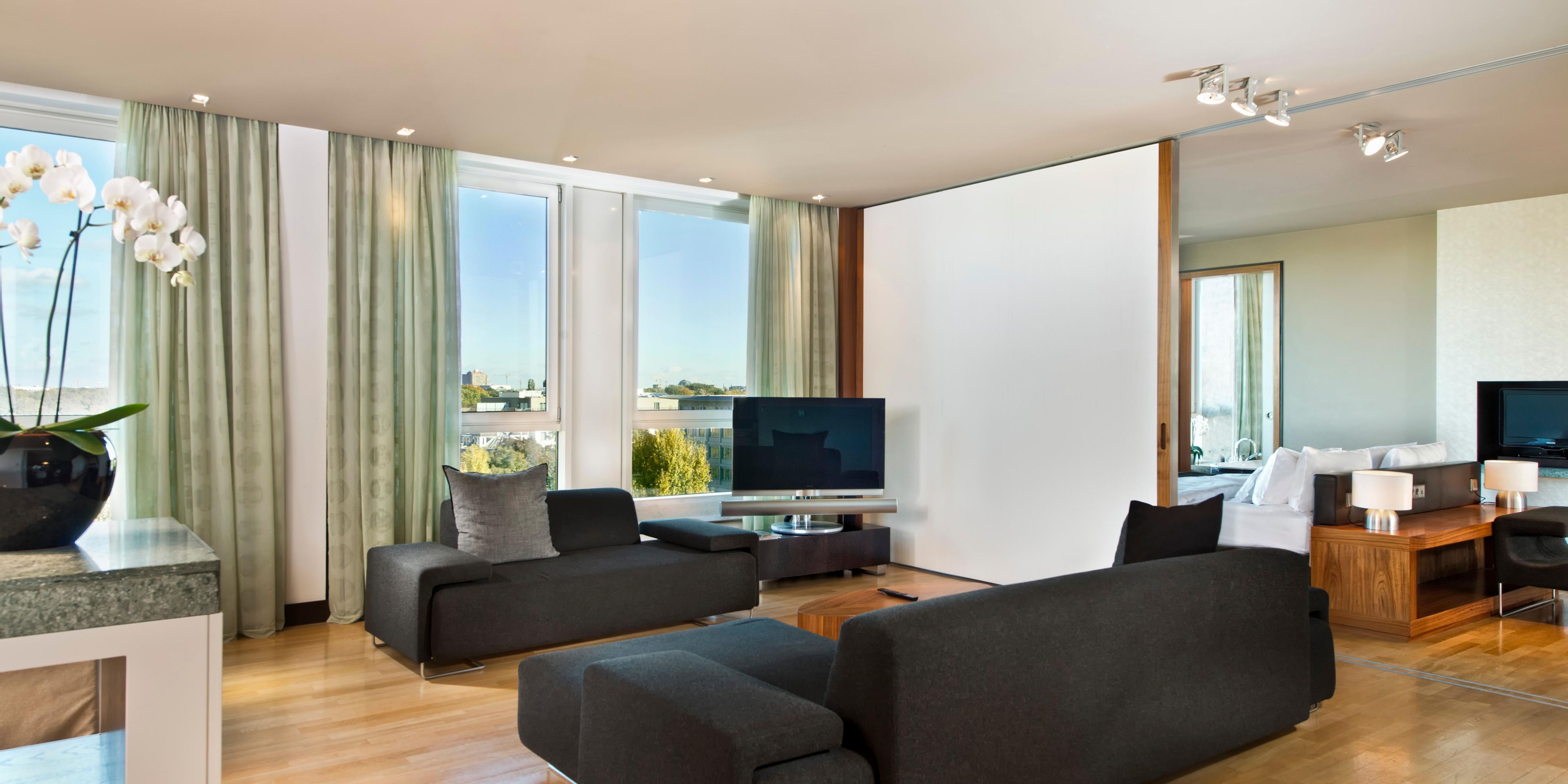 Our spacious Park Suite is an elegant, light-filled space, offering a luxury penthouse experience with magnificent Berlin city rooftop views. Thoughtful design and generous layouts make this 160 m² m Suite the perfect base for working or relaxing.
Discover more.