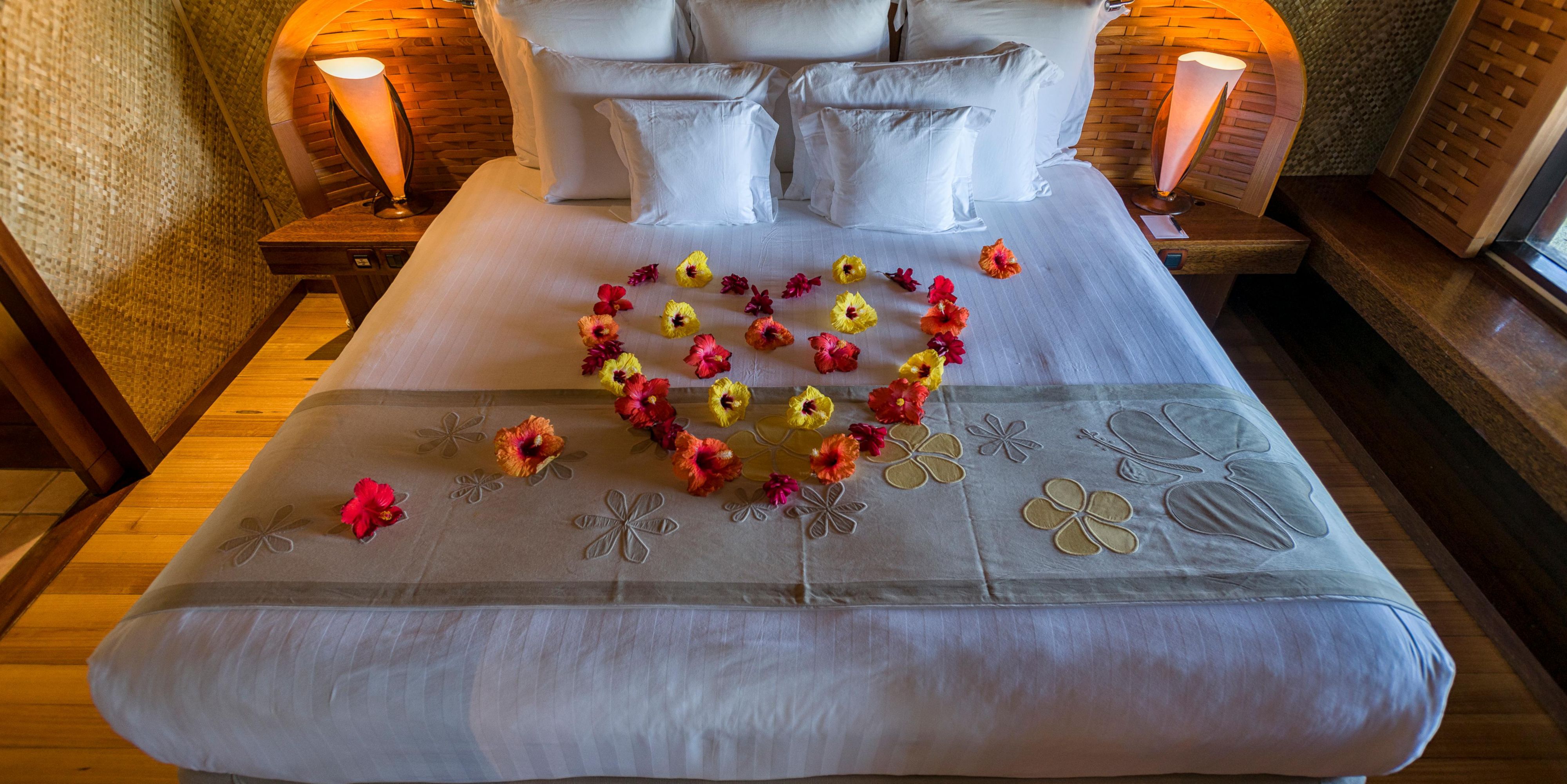 1 king bed or 2 twin beds, 1 sofa bed for a child