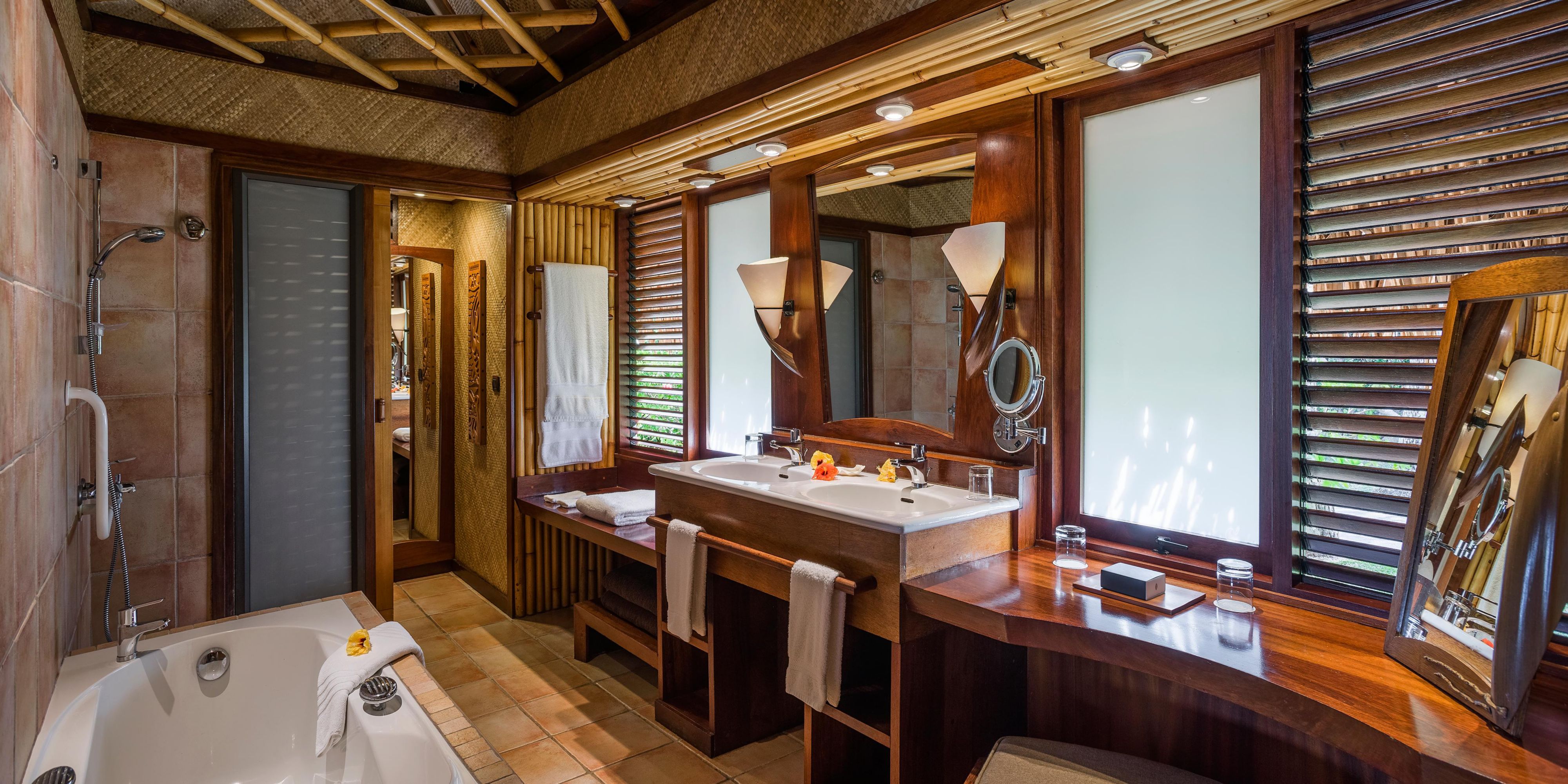 Bathroom view in Junior Suite Beach Bungalow