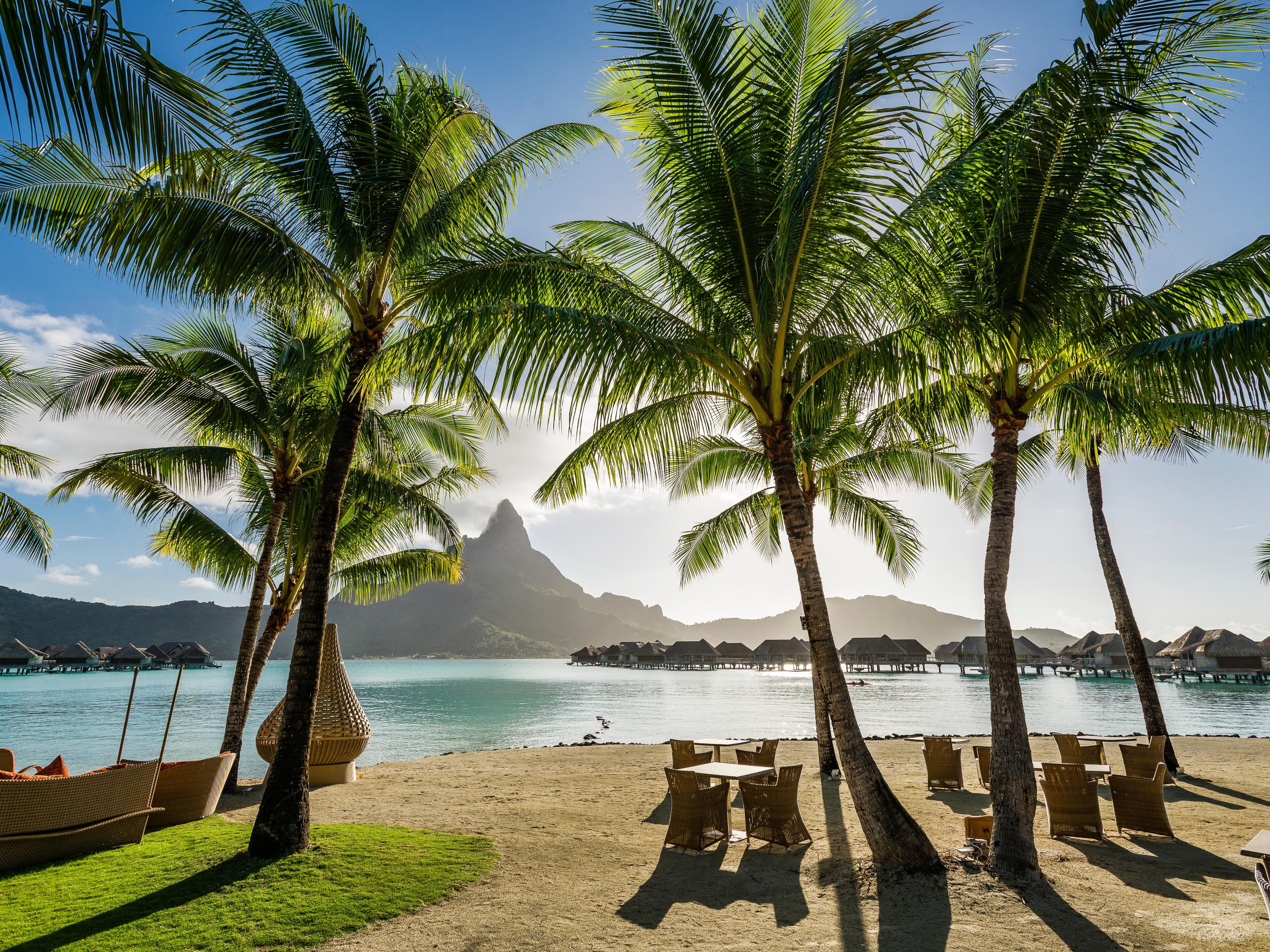 Have lunch while facing Mount Otemanu at the Sands Restaurant