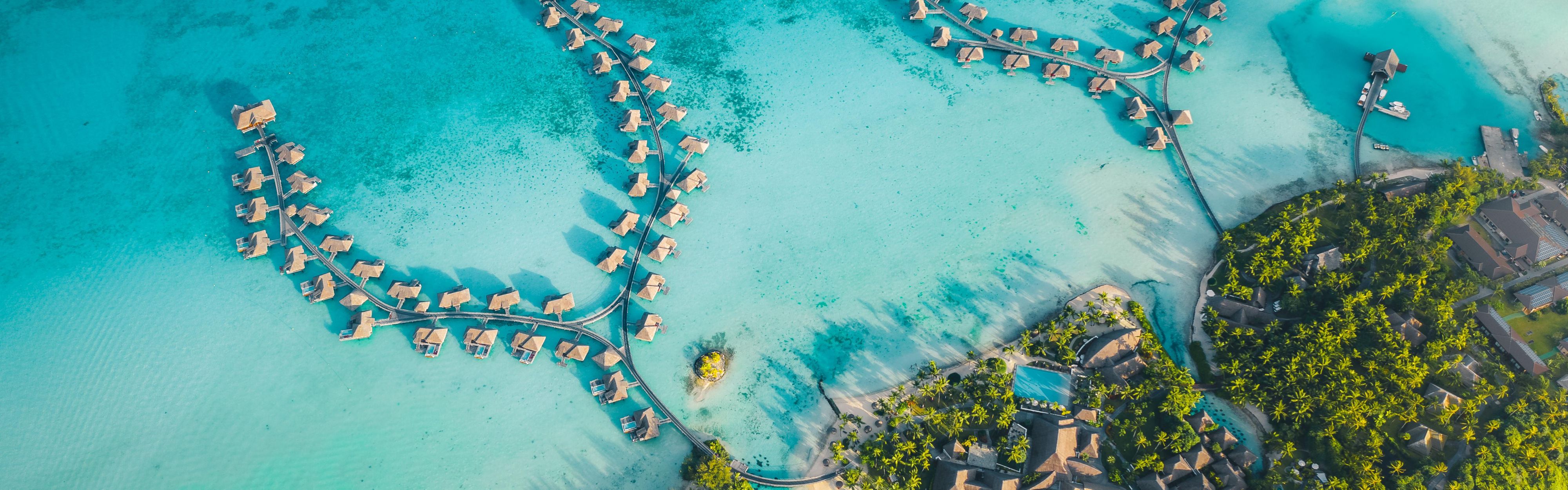 Pemandangan pulau dan bungalow di atas air