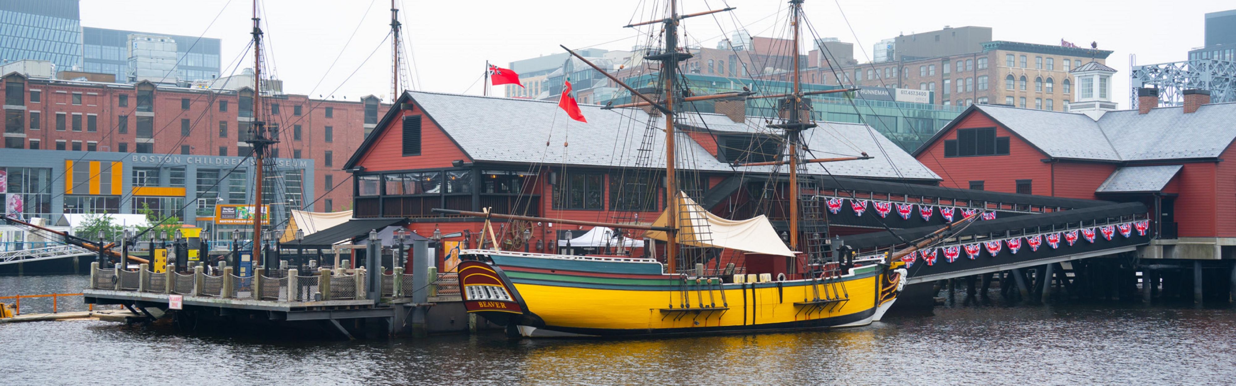 Nikmati sejarah di Museum Pesta Teh Boston yang hanya berjarak beberapa langkah.