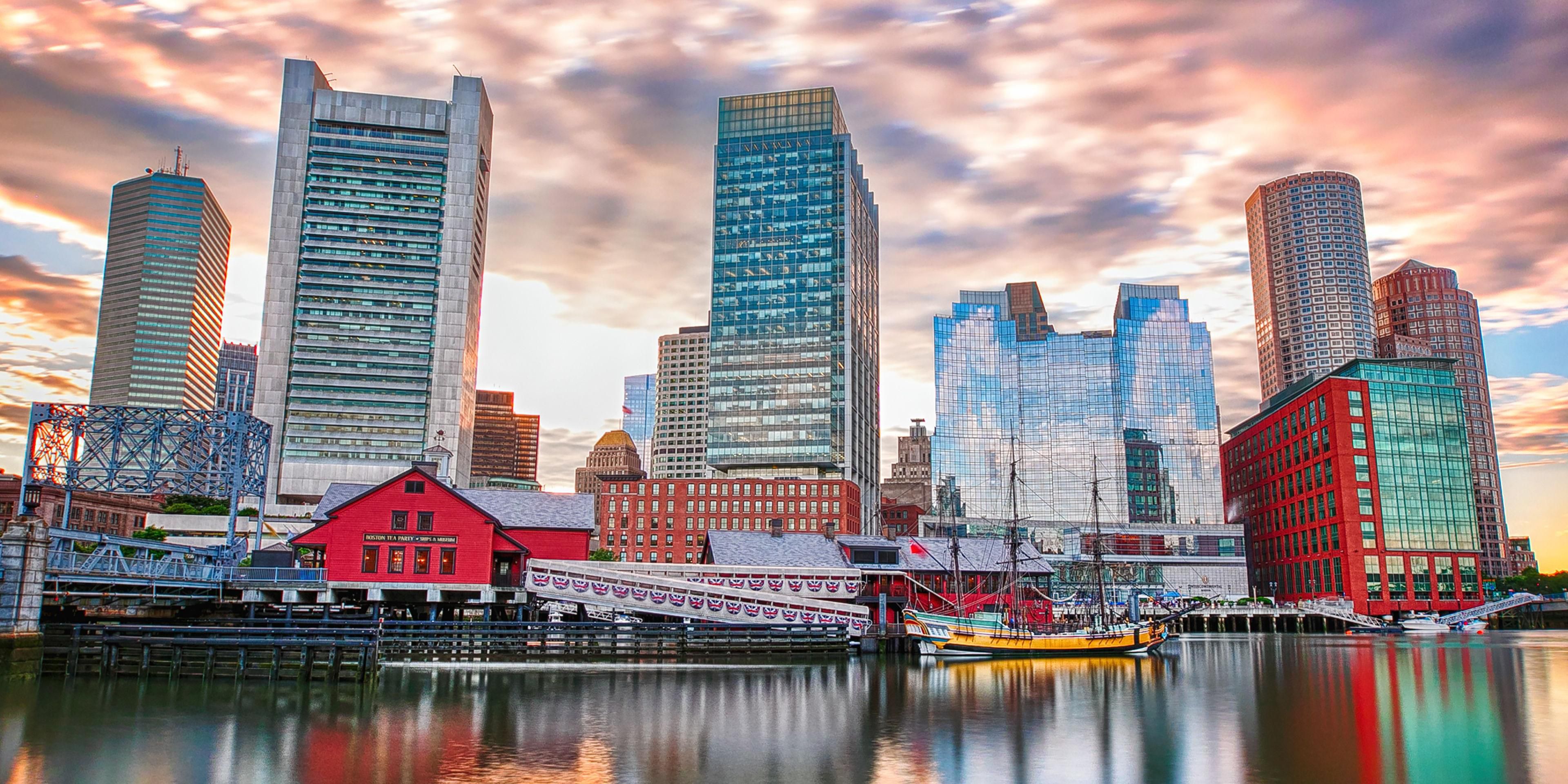 Crisp air, golden leaves, and coastal charm make fall the perfect season to experience Boston Harbor. Seasonal attractions including sporting events, Oktoberfest, nearby orchards, and brilliant New England foliage will elevate your autumn getaway.