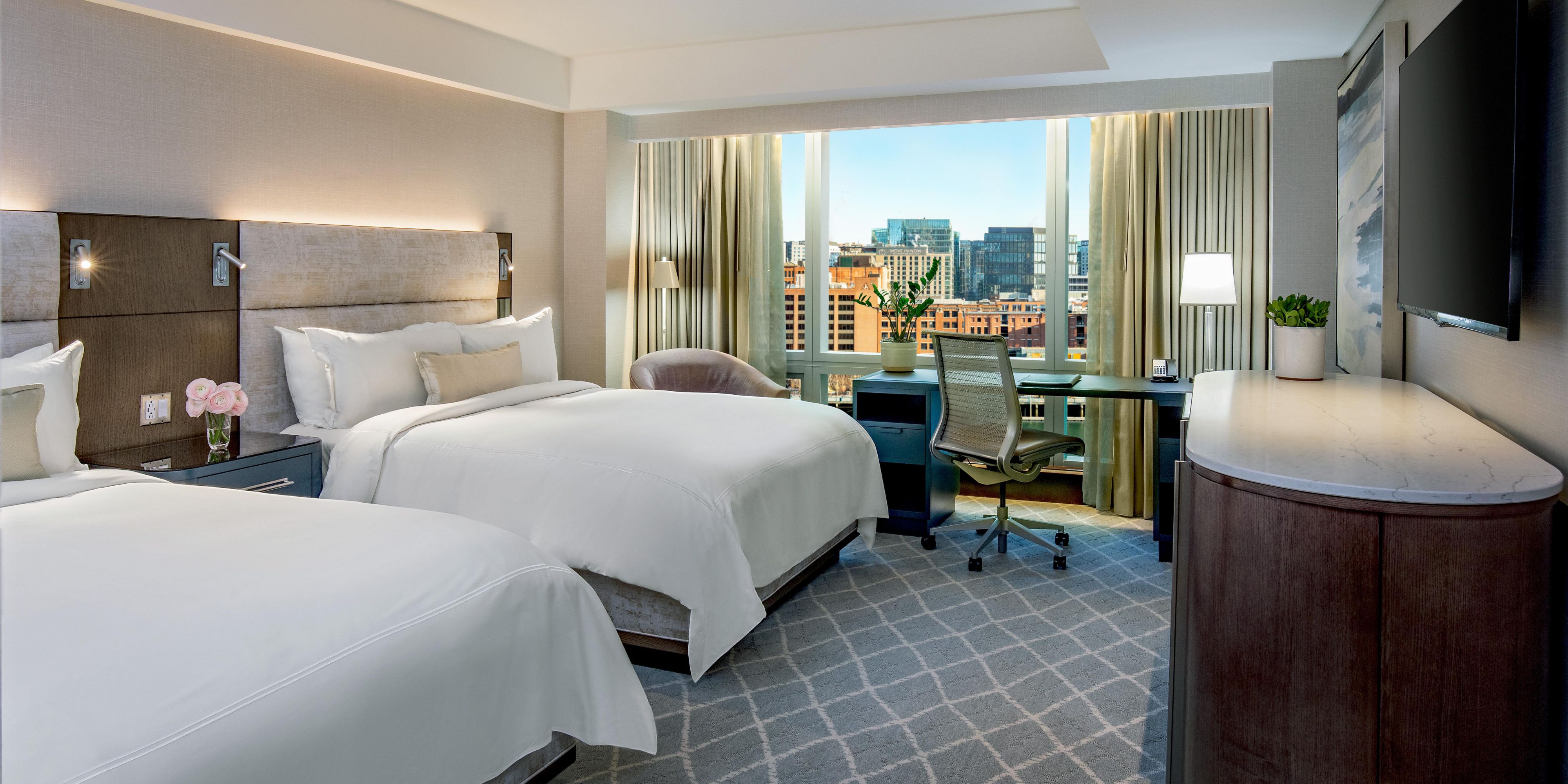 Relax in redesigned Boston hotel rooms and suites with stylish accommodations, floor-to-ceiling windows, marble bathrooms and spacious workspaces. Make yourself at home in our junior and one-bedroom suites, which feature separate living and dining space. Guests staying in our suites enjoy complimentary access to the Club Lounge.