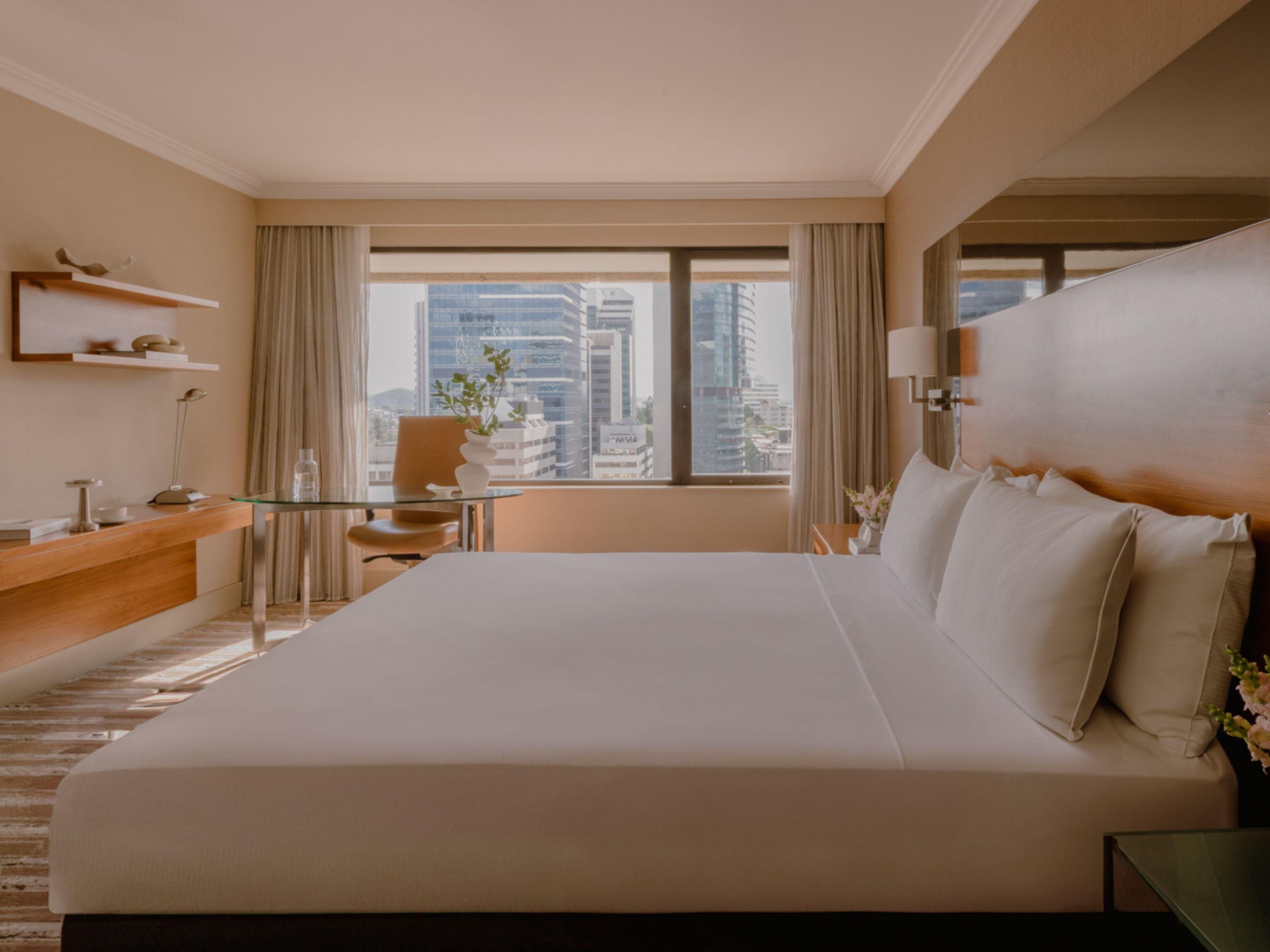 King Classic High Floor Room showing city views