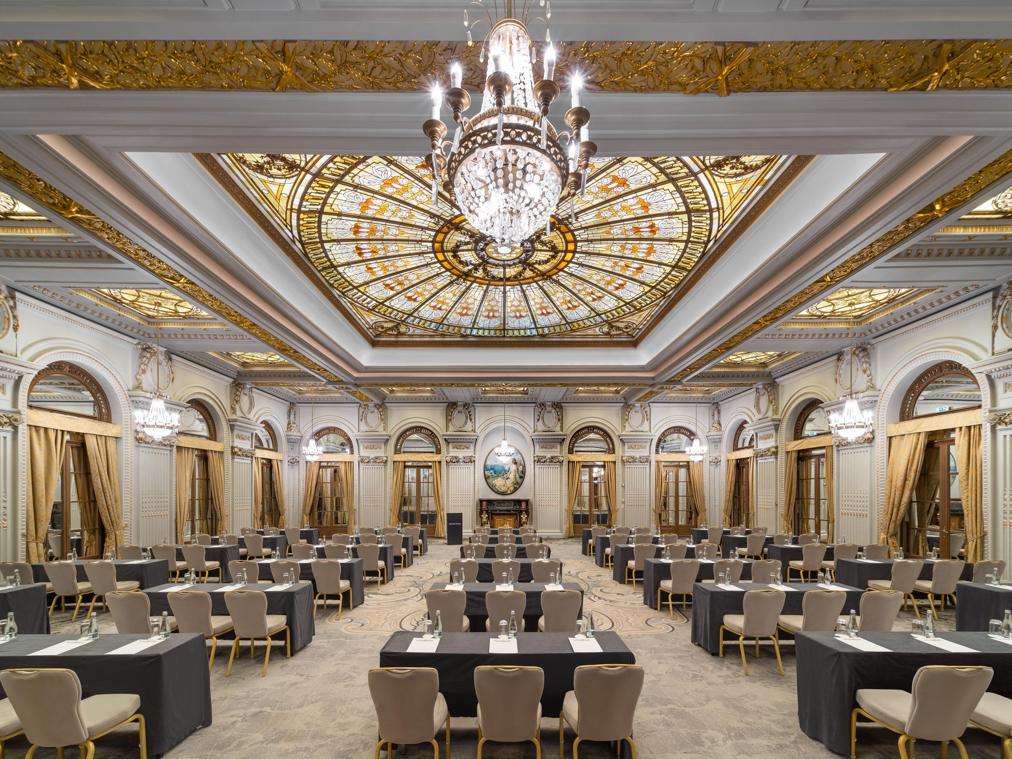 Le Diplomate Ballroom in classroom setup