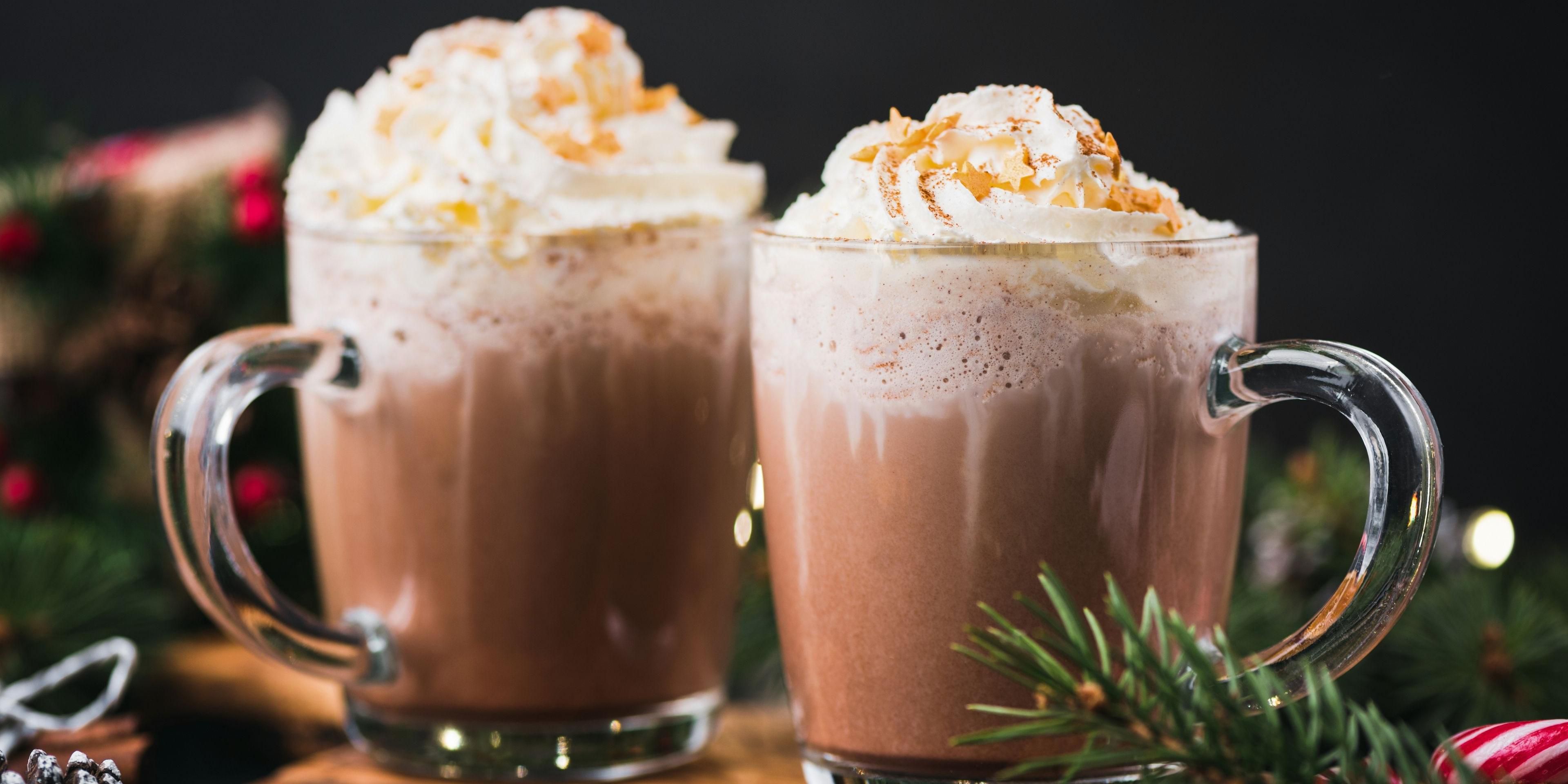 12月のバーセレクションで、冬の味覚を心ゆくまでご堪能ください。なめらかなホットチョコレートとスパイスの効いたフルーティーパンチをお楽しみください。快適な冬の夜をお過ごしください。