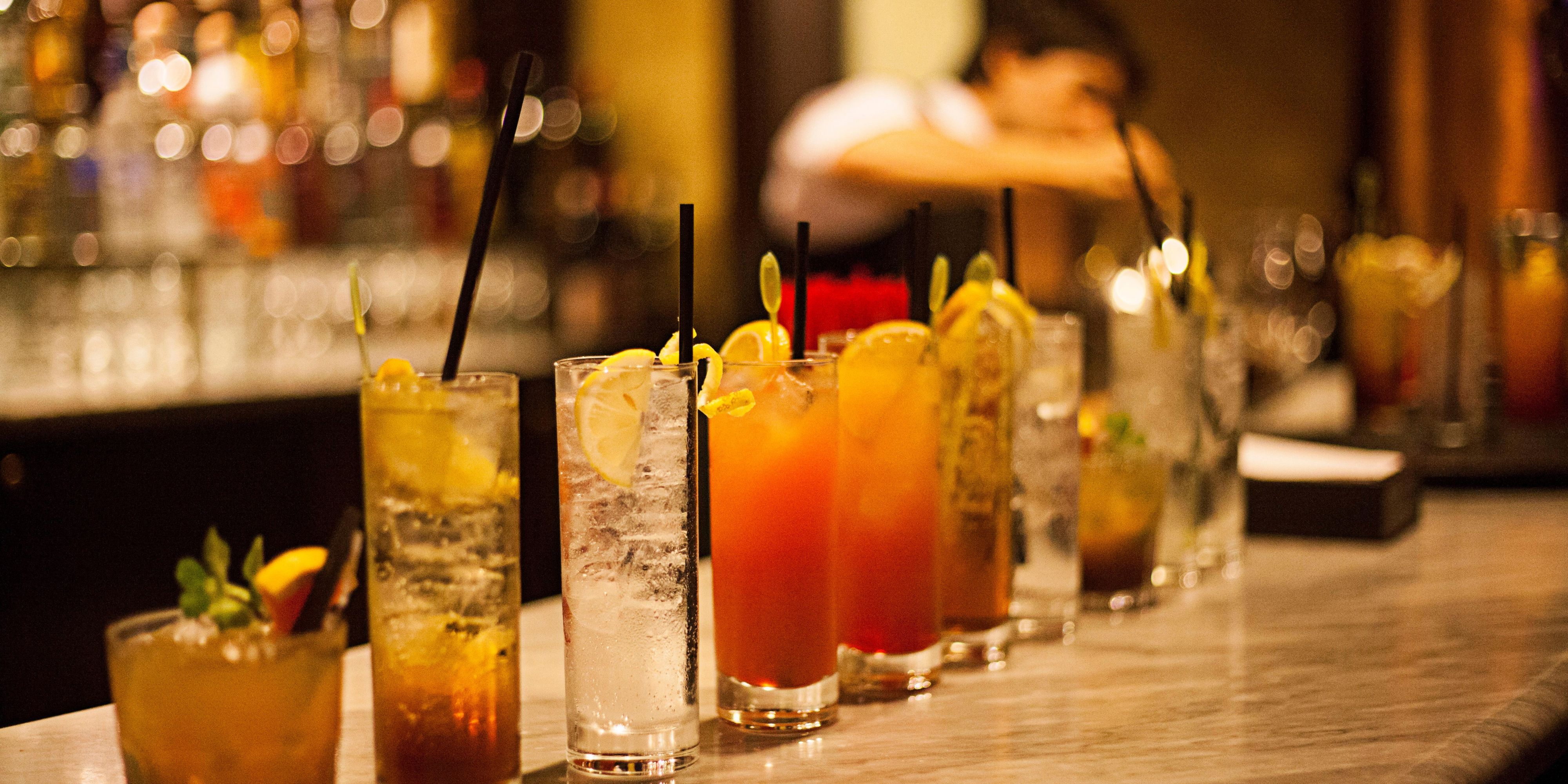 Viva un escape en Flora After Office, de miércoles a viernes a partir de las 6 p.m. Disfrute de cócteles exclusivos, bebidas premium y sesiones en vivo de DJ en nuestro hermoso jardín. Es la manera perfecta de relajarse y recargar energías después de un día de trabajo; venga para una velada de estilo y música.