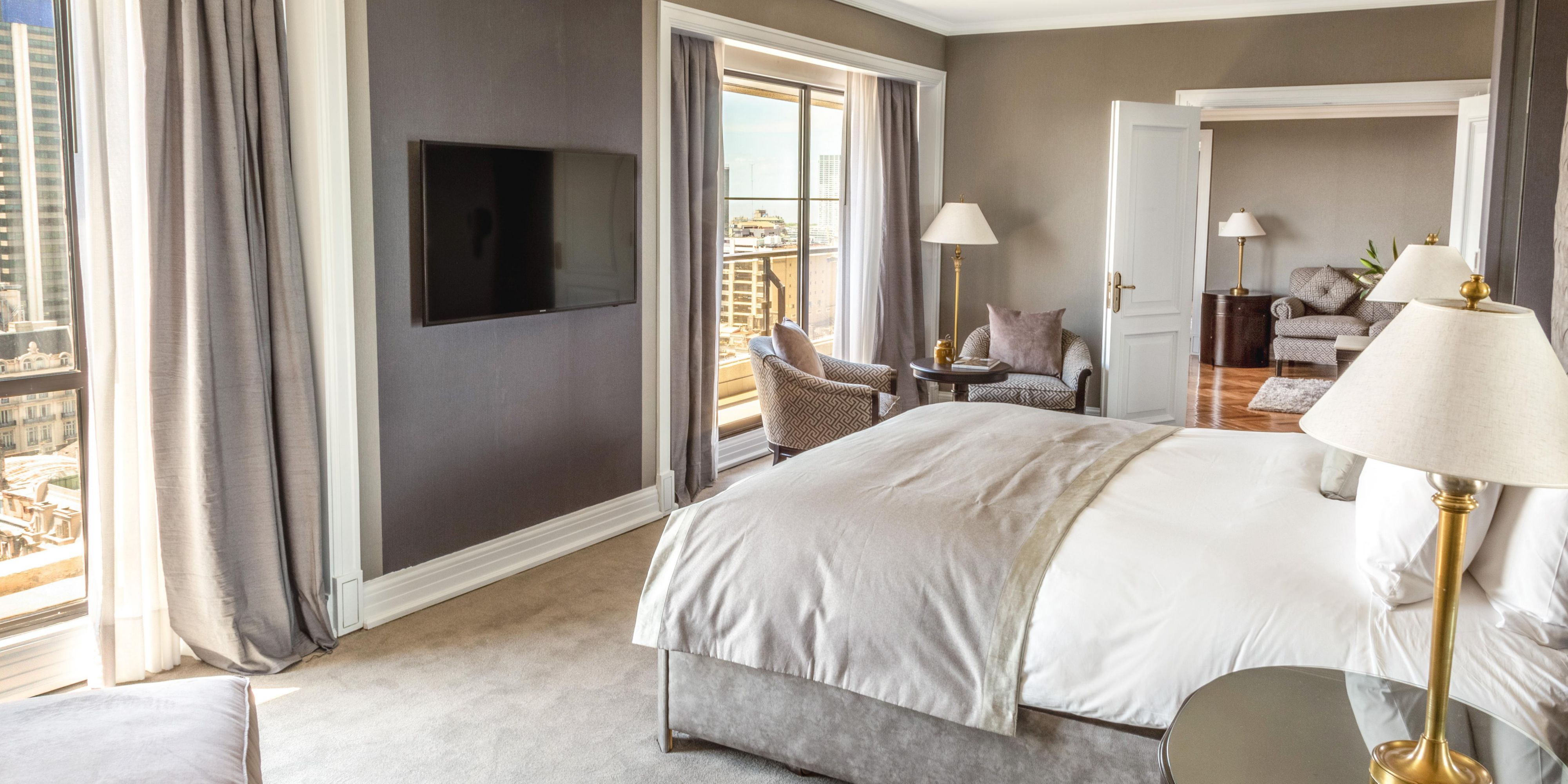 Governor and Presidential King Bed Room