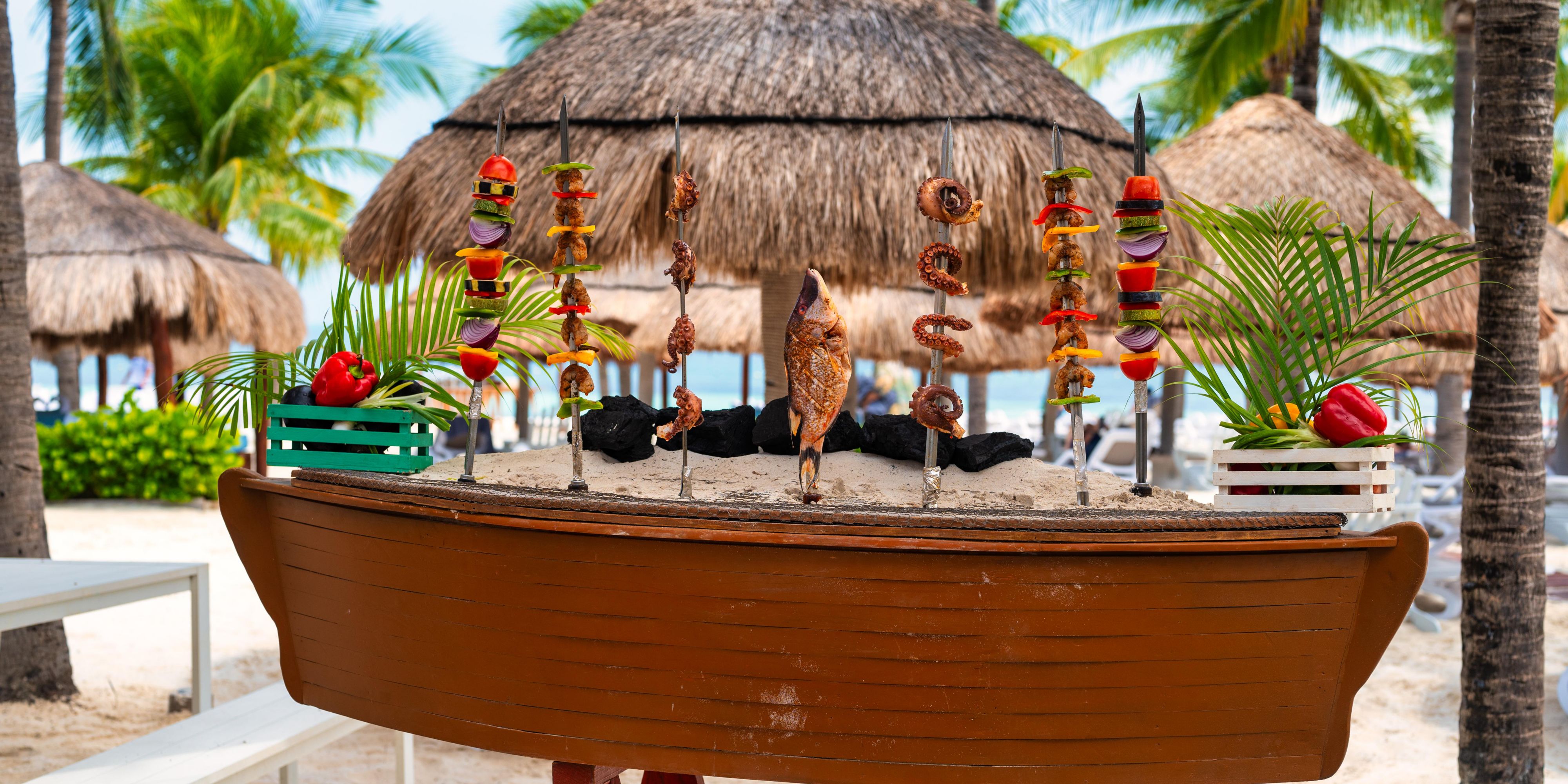 El hotel Presidente Intercontinental Cancún ofrece estaciones de carga para vehículos eléctricos, brindando comodidad y apoyo a los huéspedes que viajan con autos eléctricos. Con estas estaciones de carga disponibles, usted podrá cargar sus vehículos de manera conveniente mientras disfruta de su estancia en el hermoso destino de Cancún.