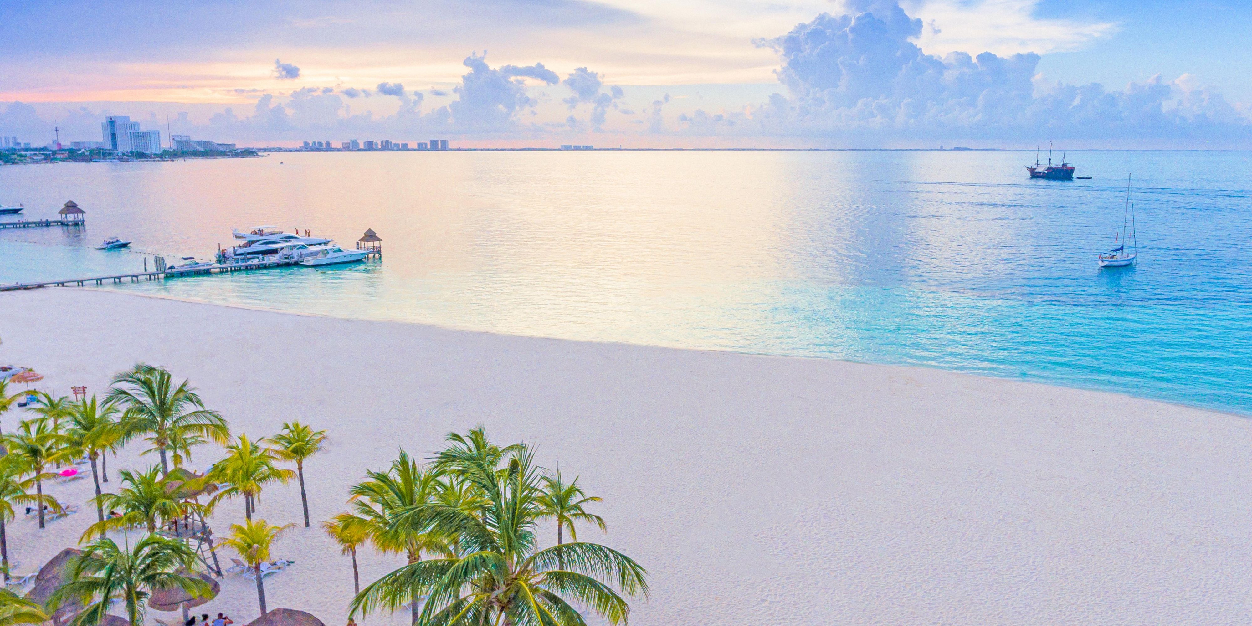 Disfrute de un hotel en Cancún con hasta 25% de dcto. Desayuno Buffet para 2 adultos y 2 niños menores de 12 años. Además, aproveche 15% en alimentos y bebidas, 20% en Room Service y 15% en spa. Los niños menores de 12 se hospedan y comen gratis. Reserve ahora para vivir la experiencia en uno de los mejores hoteles en Cancún con vista al mar.