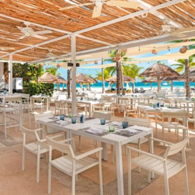 Lắng nghe tiếng sóng biển trong khi dùng bữa tại Le Cap Beach Club.