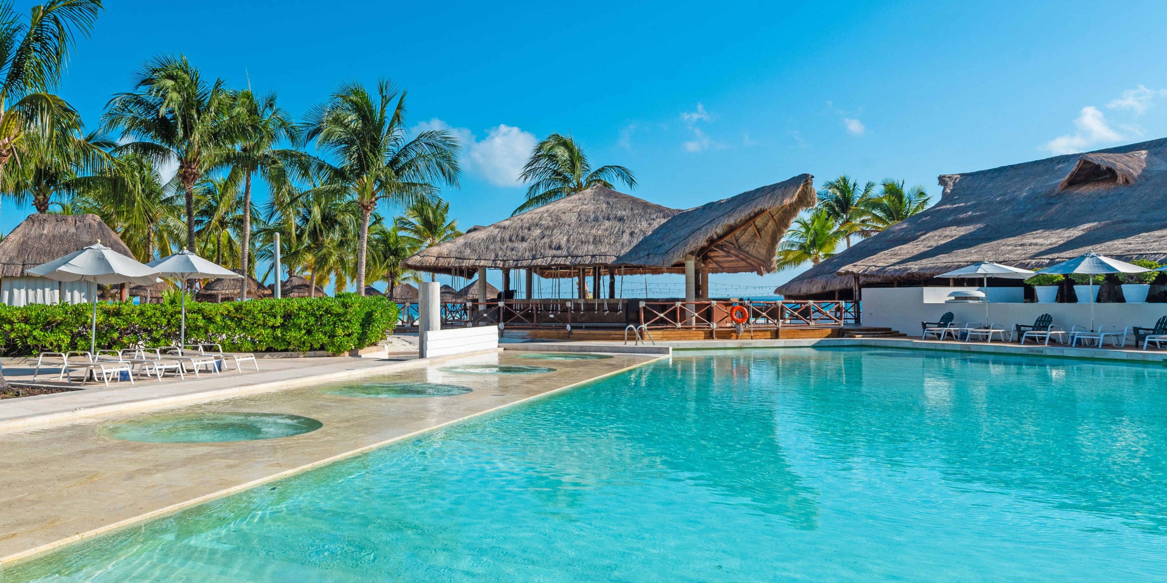 Book a minimum 2-night stay at our luxury hotel and enjoy exclusive Club Signature access, daily breakfast for 1-2 guests, and free accommodation for two children under 11. Plus, receive 10% off massages at IKAL SPA and 10% off dining at Café Urbano and Caribeño. Book now!