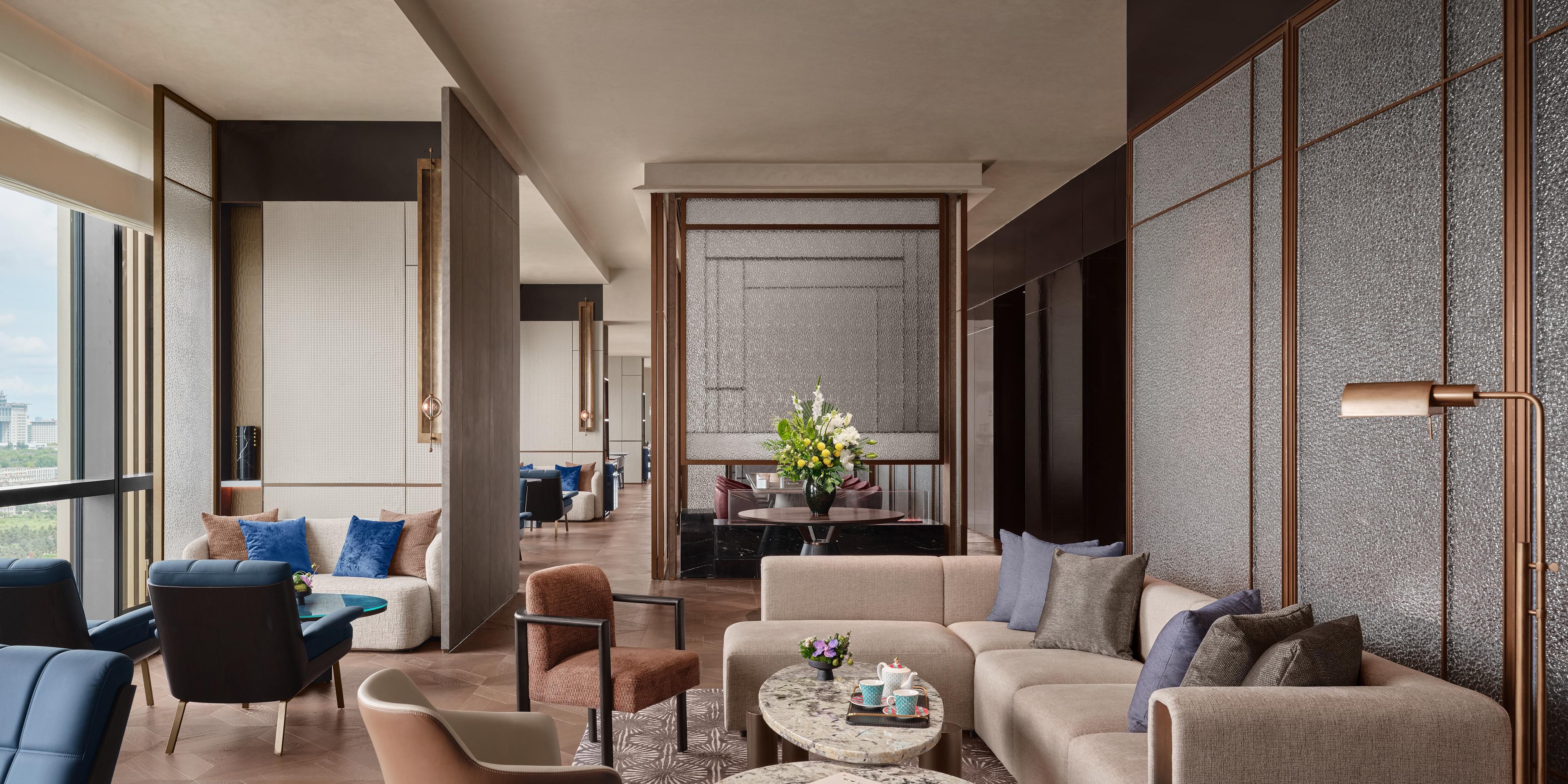 At altitude in the InterContinental Executive Club (17F), cityscapes unfold beneath you. Book a suite to unlock bespoke indulgences: sunlit high tea drifting into twilight libations—each instant becomes ceremonial magic suspended above the bustle. Here, transitio transcends stay; awaken your senses between heritage and creativity.