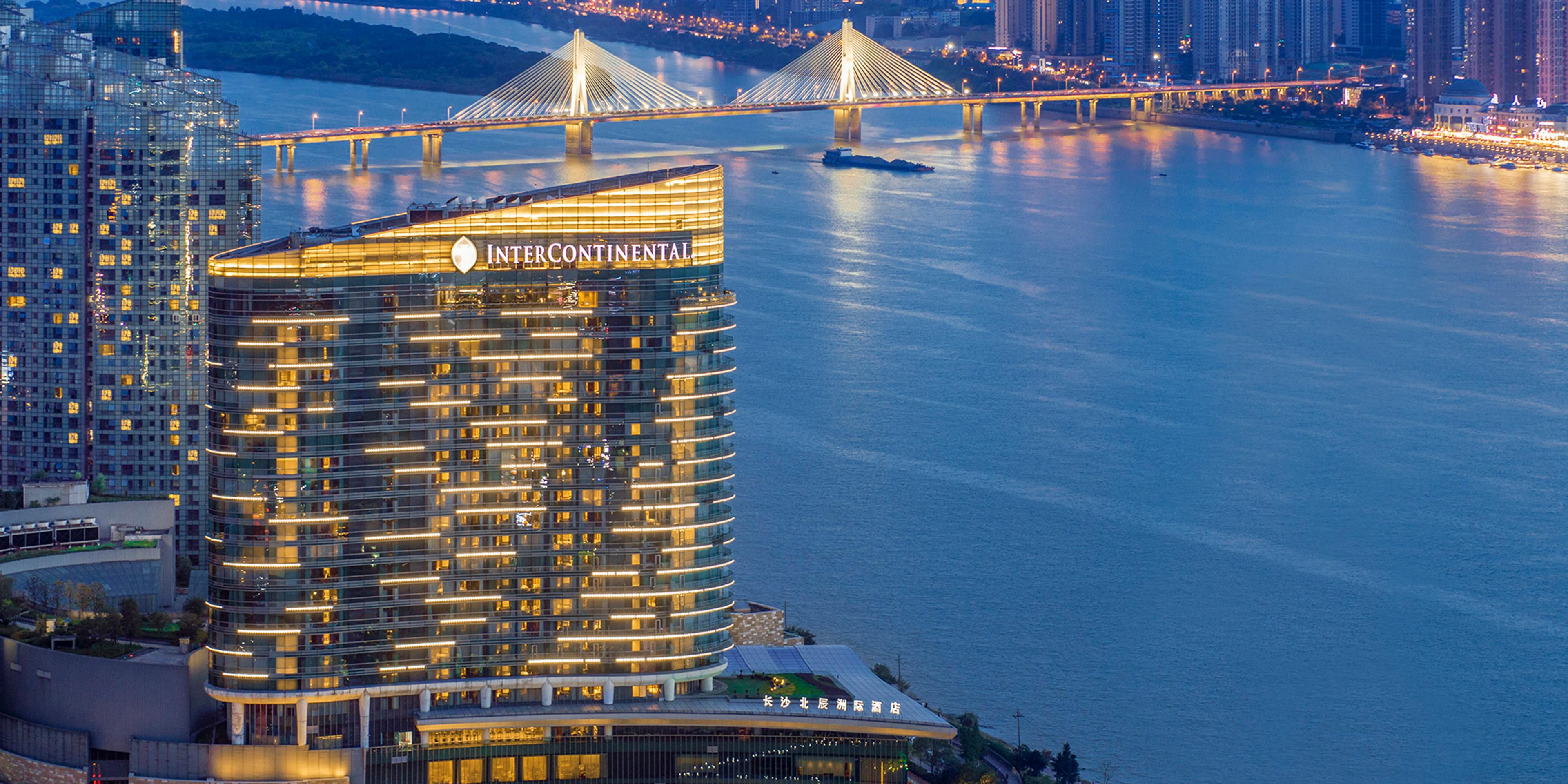 Located at the confluence of Xiang River and Liuyang River, guest can enjoy magnificent river view. Charming night begins with dynamic lighting show.