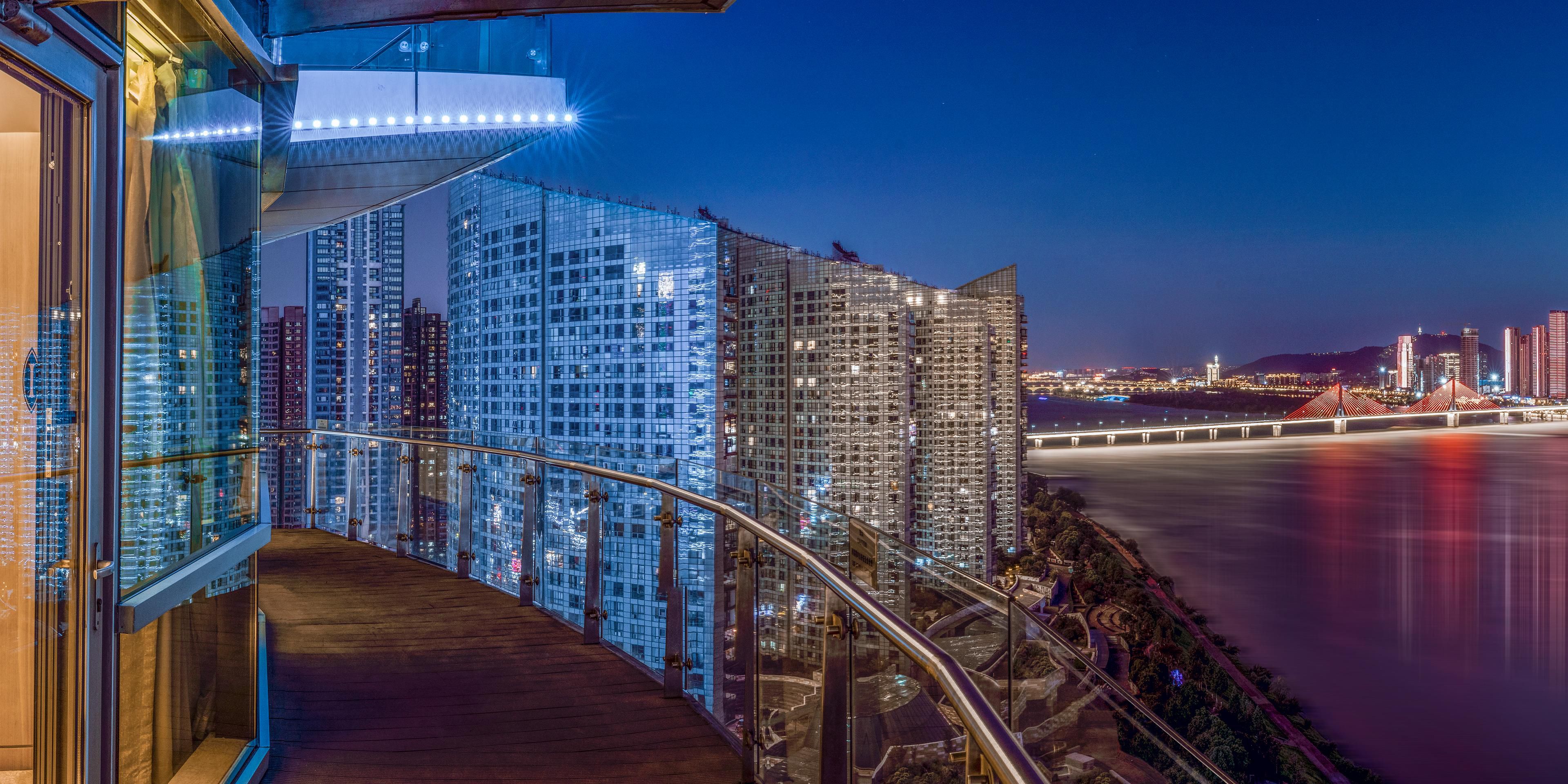396 guest rooms and suites with panoramic river or city view, allowing you to remain well rested, perfecting a mix of luxury and cultural ambiance.