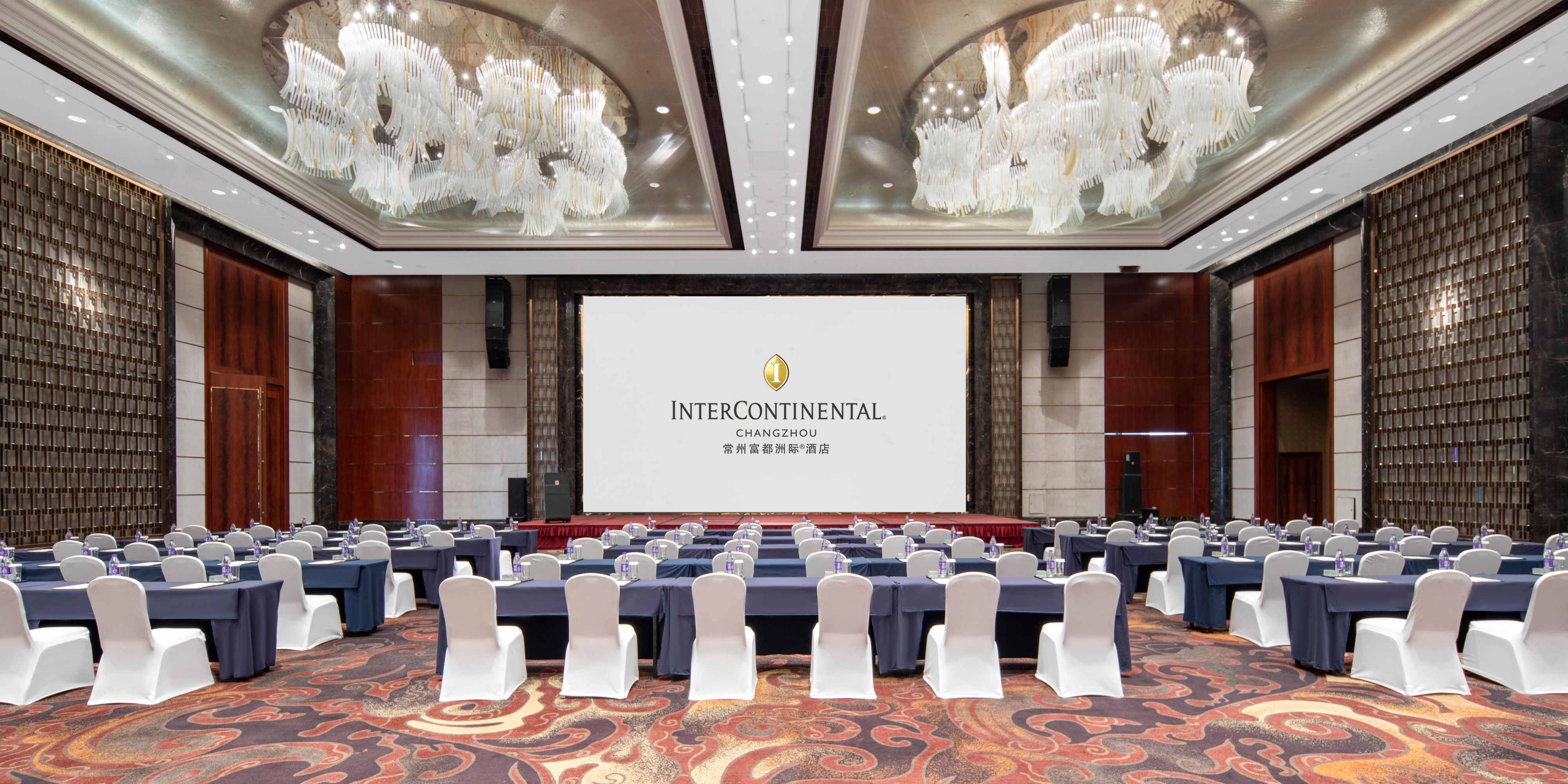 The hotel's 2,000 square metre Outdoor Lakeside Garden is aromantic place where you promise to let your loved oneswitness the miracle of love together. Our highly effective andprofessional service team, with a wealth of experience andlocal knowledge, carefully plans and provides you with a fullrange of professional services.