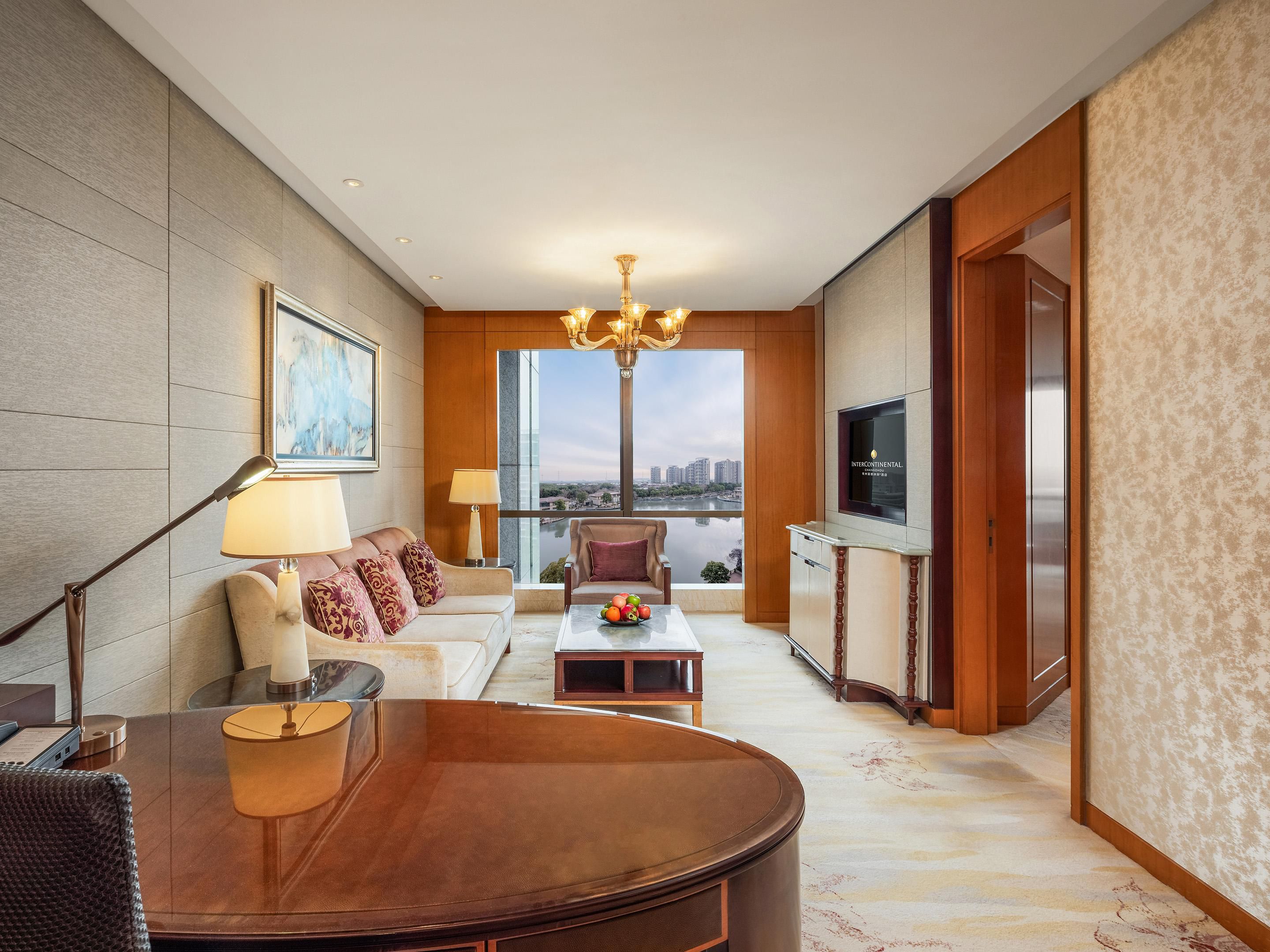 1 King 1 Bdrm Suite Lake View