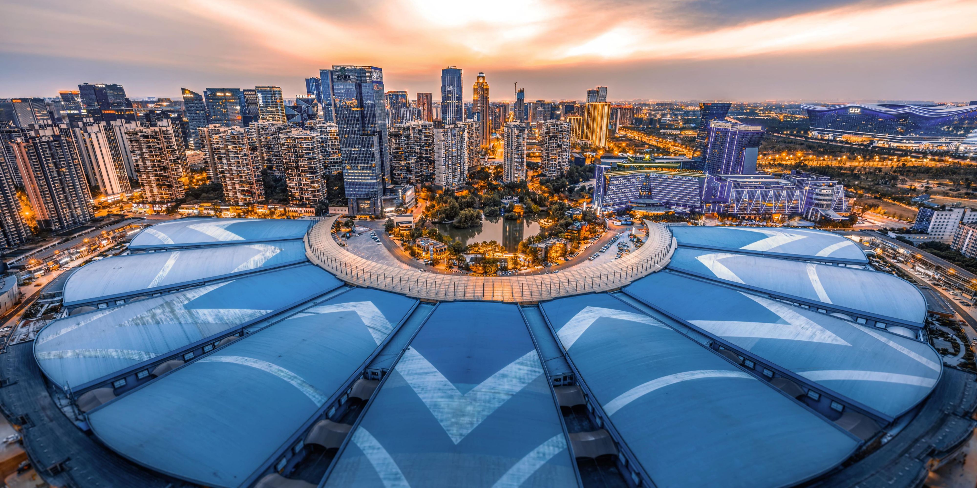 Century City International Conference Center is located in Chengdu High-tech Development Zone, covering an area of 100,000 square meters. On the 3rd, 5th and 6th floors, there are 24 multi-function halls ranging from 58 square meters to 2,800 square meters, which can meet the needs of guests at different levels and many choices of meeting venues.