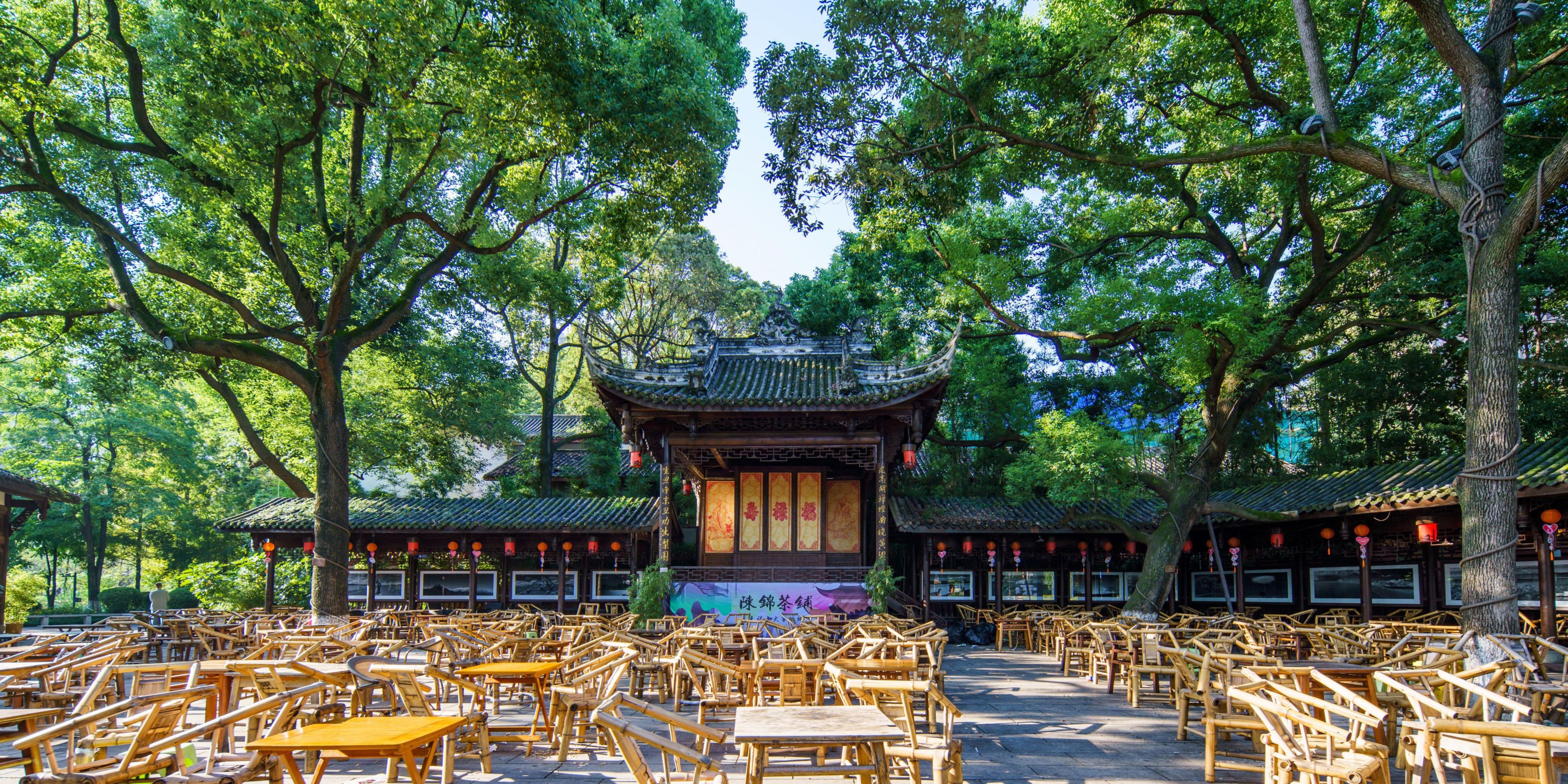 Tiexiang Temple in Chengdu Hi-Tech Zone dates back to the Ming Dynasty. The surrounding 'Tiexiang Temple Water Street' combines Western Sichuan architecture with modern commerce, creating a cultural hub showcasing Tianfu Culture.