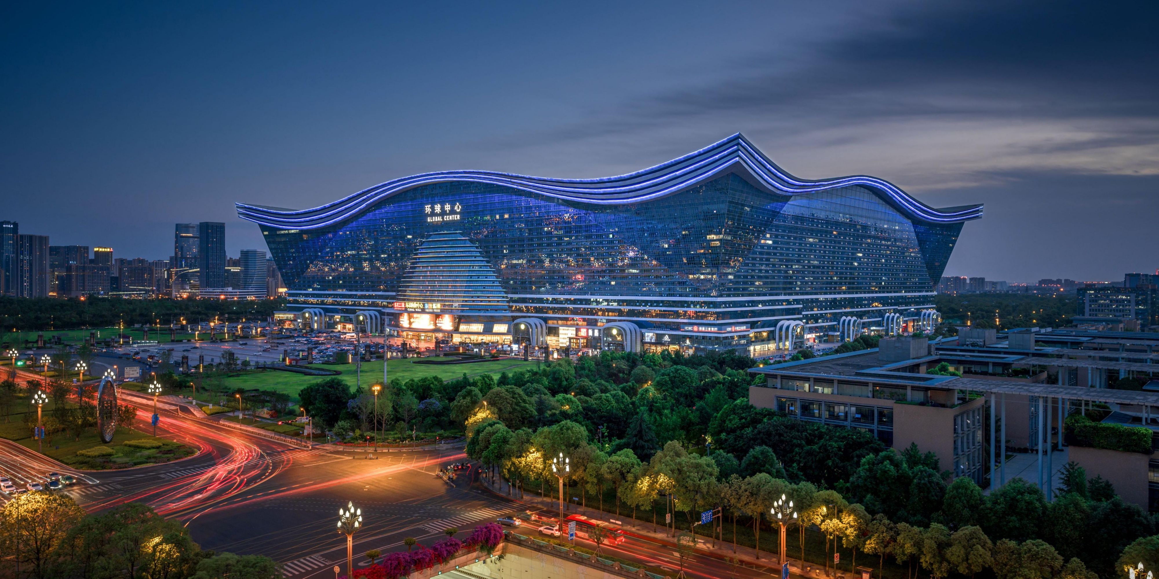 Chengdu Global Center, one of the world's largest freestanding buildings, integrates shopping, entertainment, hotels, exhibitions, and offices. Featuring an indoor ‘Ocean Paradise’ and contemporary architectural design, it is a landmark complex in Chengdu.
