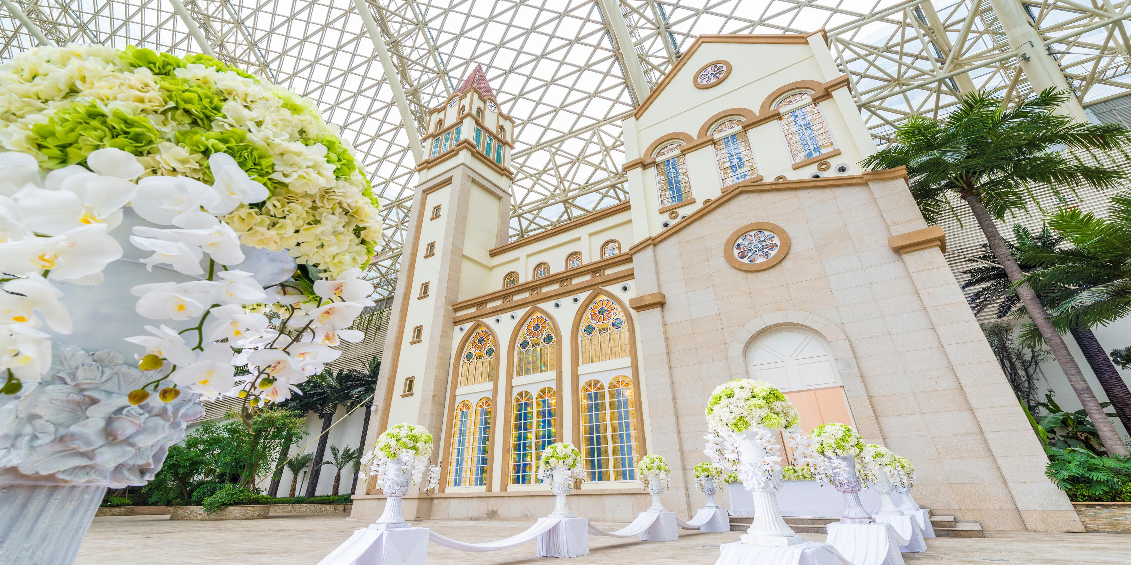 The hotel have a 4,000㎡ global plaza, a 1,150㎡ banquet hall, a 180㎡ church plus a 1,225㎡ chapel plaza, and the Paradise Island Café. From intimate gatherings of under 200 guests to banquets of up to 150 tables, it offers extraordinary moments amid coconut groves and poolside settings, with flexible configurations that create luxurious experiences.