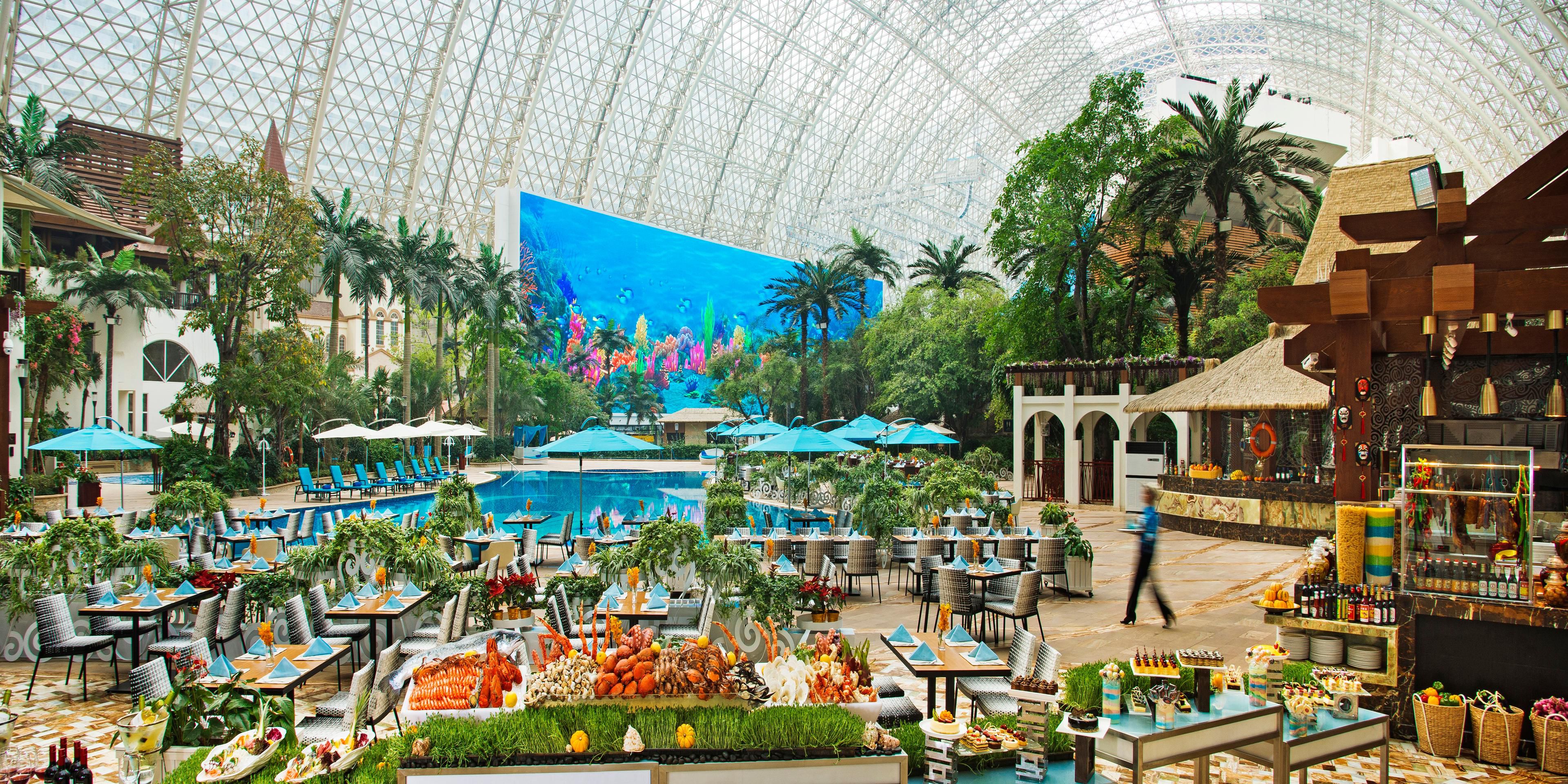 Paradise Island poolside Western Restaurant serves delicious international buffets and all-day A la carte dishes