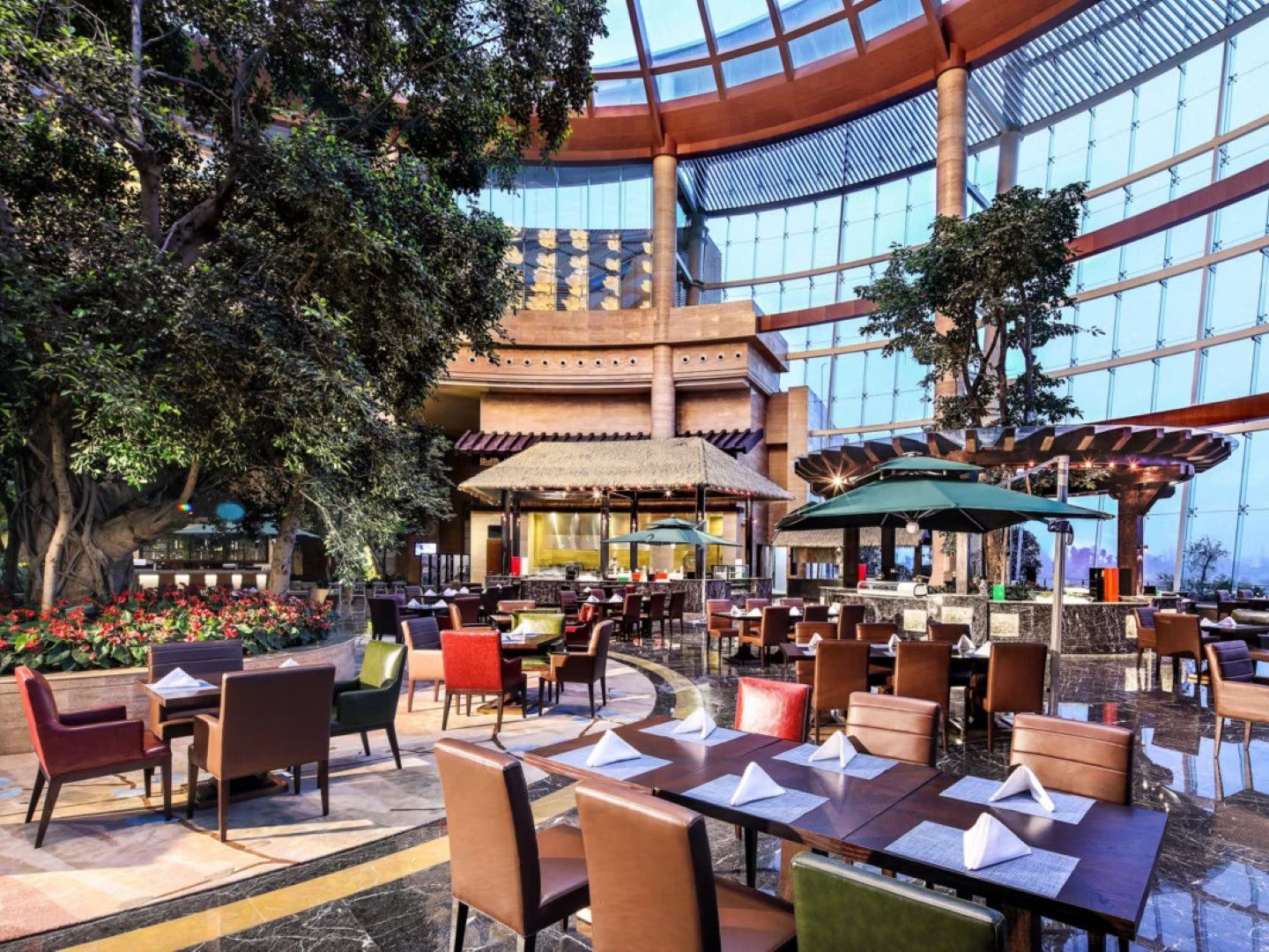 La splendida sala ristorante presso il voco Chengdu Jiuyanqiao, caratterizzata da una copertura a cupola in vetro.