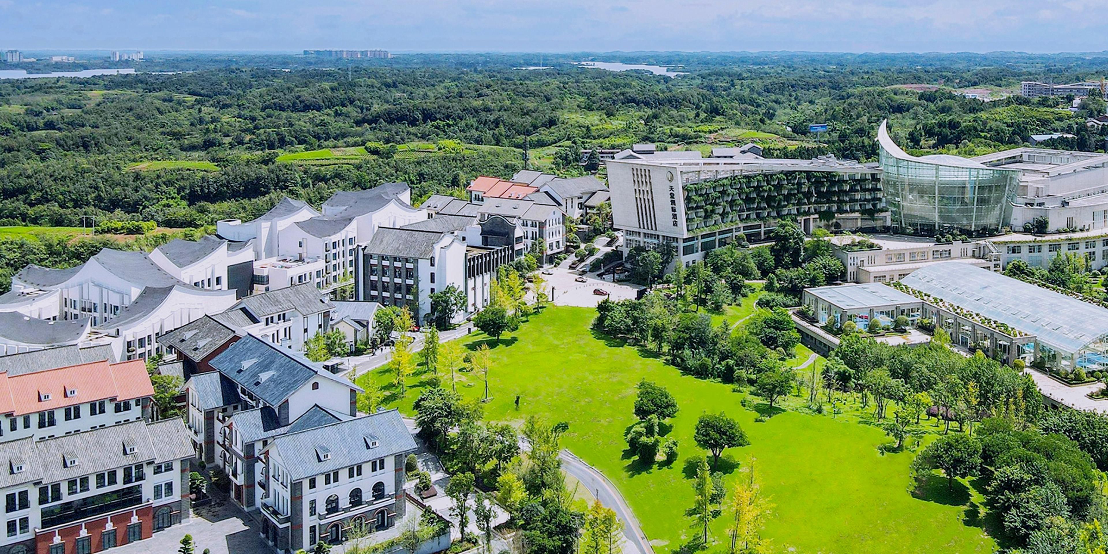 The hotel features a 7,000㎡ natural lawn, capable of accommodating corporate creative events, team-building activities, outdoor development programs, and outdoor lawn weddings.
