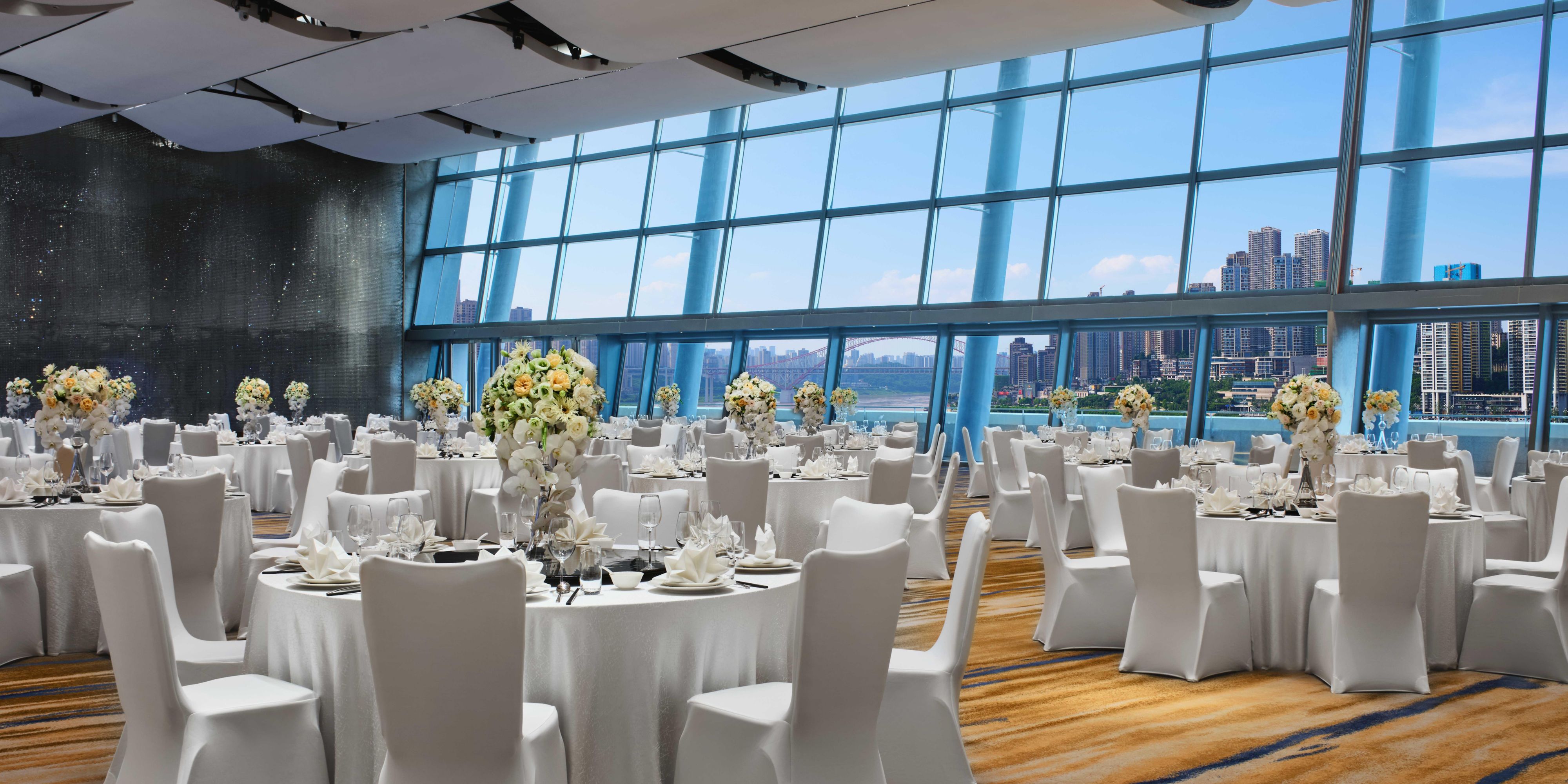 朝天门宴会厅圆桌式摆台