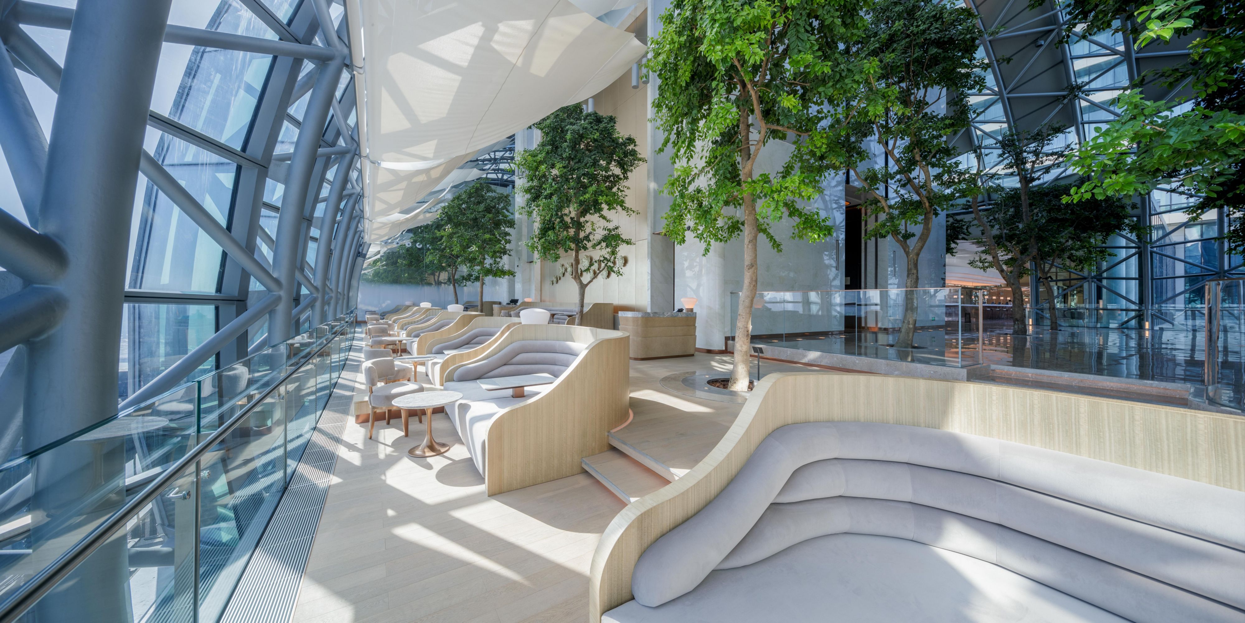 Horizon Lounge is set above the sky with a panoramic city view, where you can enjoy the acclaimed High Tea with selected teas. The lounge provides a novel botanical environment with ambient lighting under real trees and with views of the Chongqing skyline.