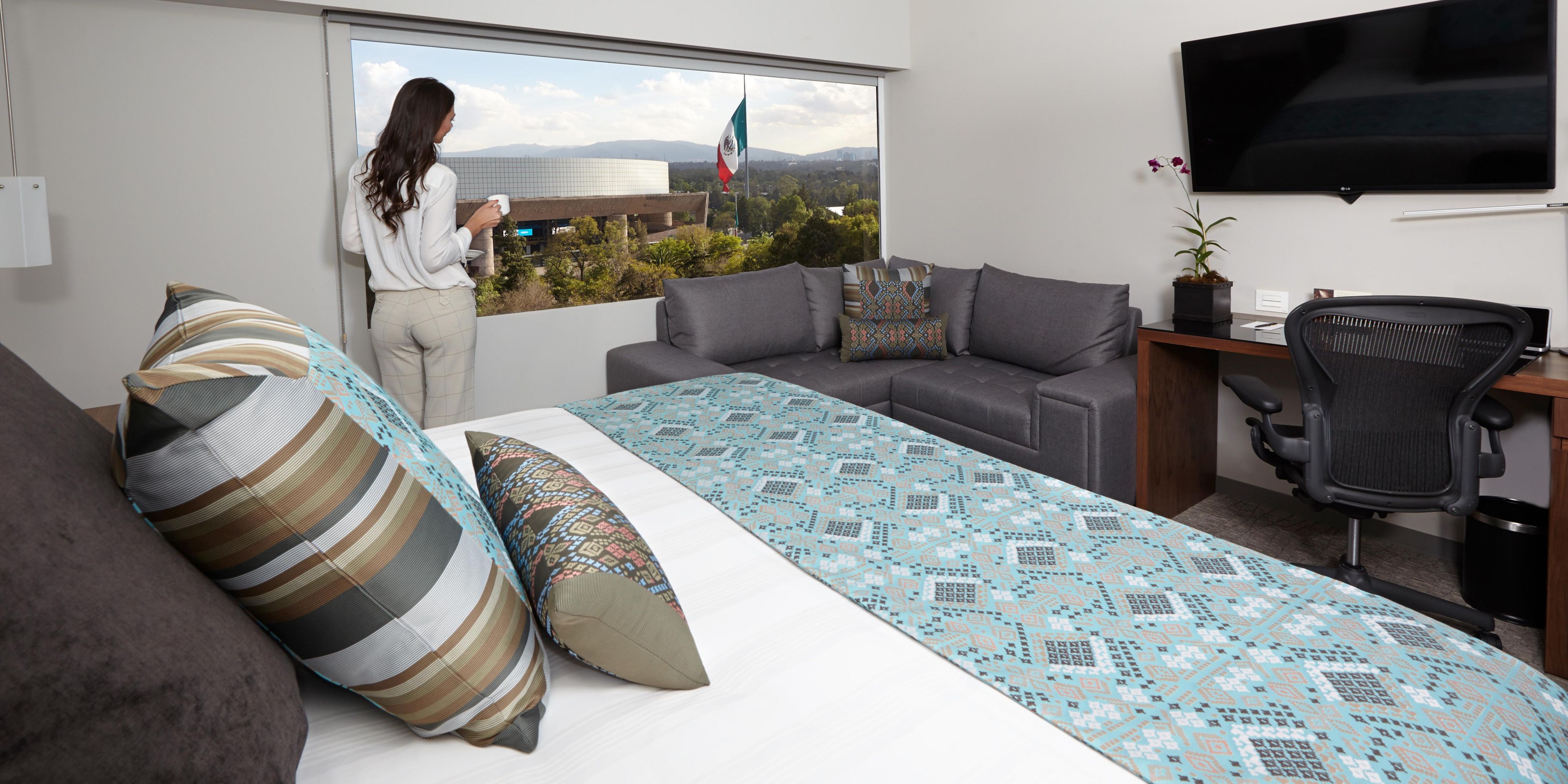 Our luxury hotel in Mexico City is conveniently located in Polanco, steps away from world-class restaurants and the Auditorio Nacional. We are close to Reforma, the Anthroplogy Museum, and Presidente Masaryk, an avenue well-known for luxury shopping. Our guest rooms boast exceptional views of Bosque de Chapultepec.