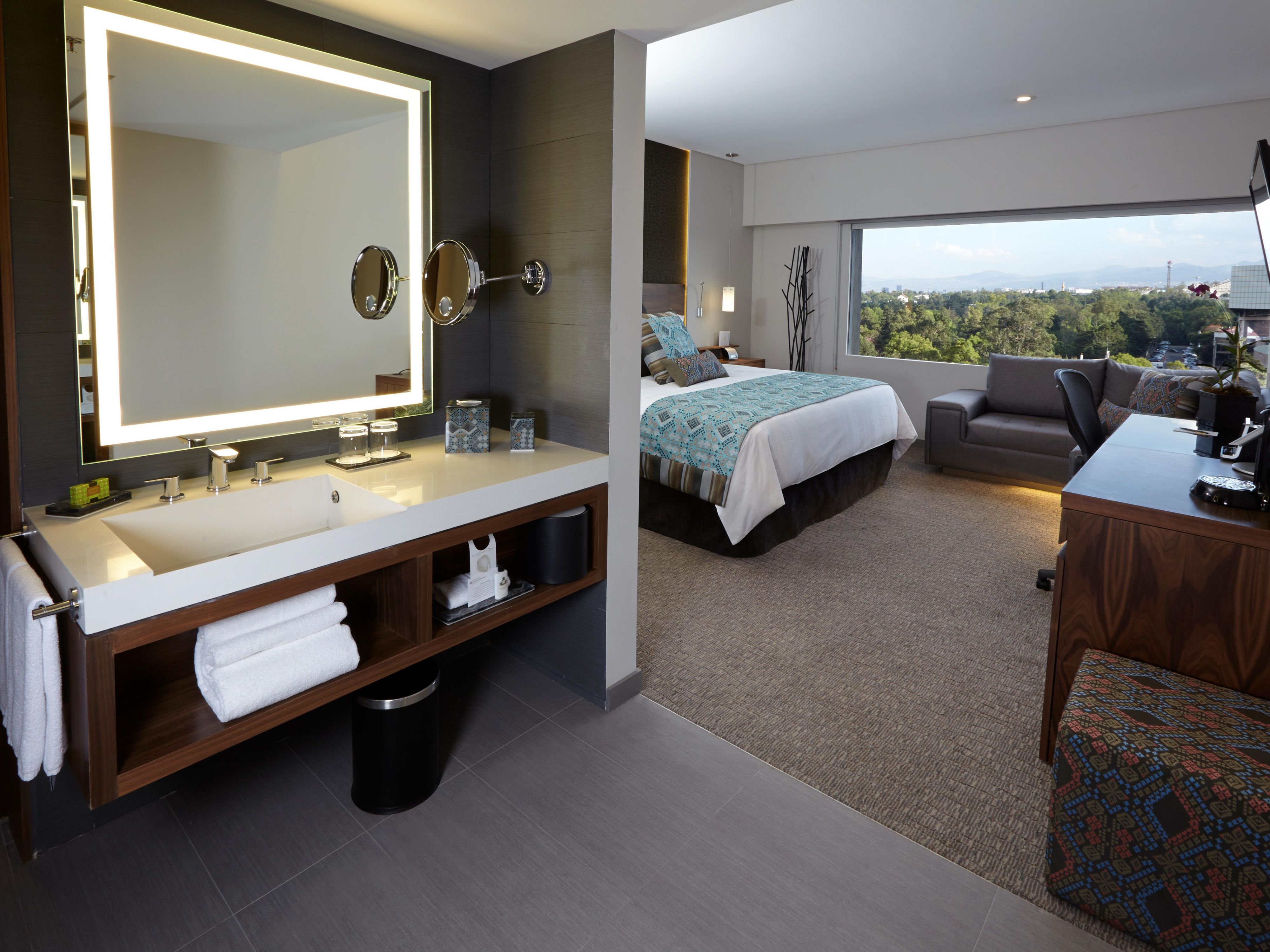 Indulge yourself welcoming guest rooms in hotel near Reforma.