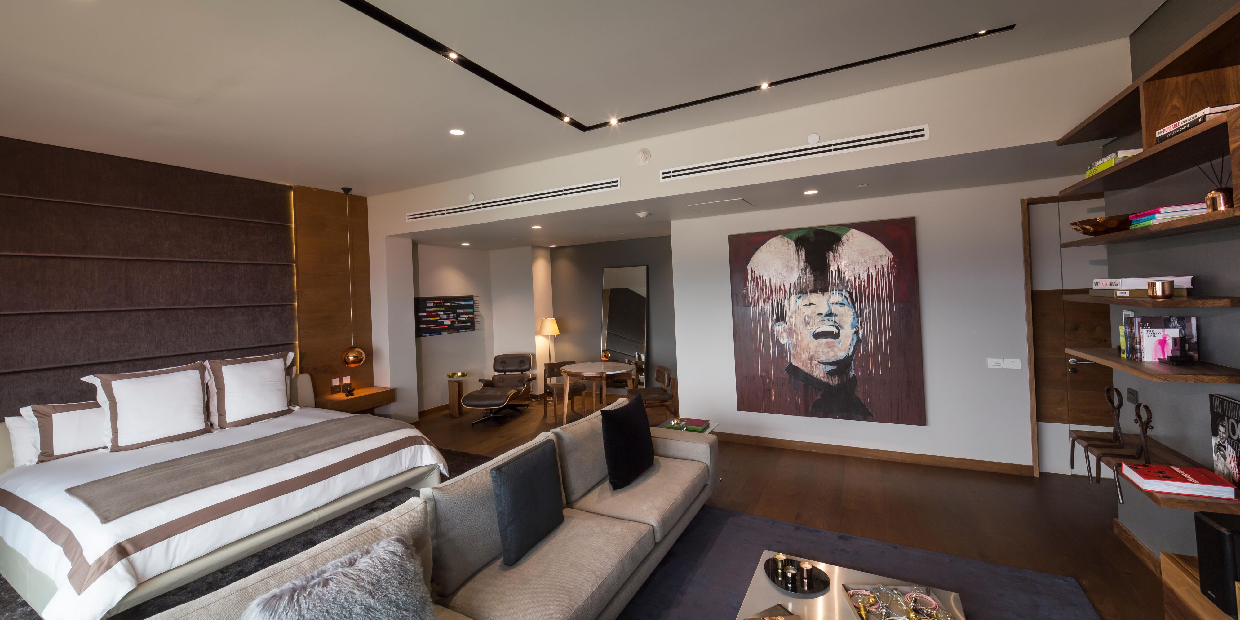 Book comfortably by staying in our Presidential Suite.