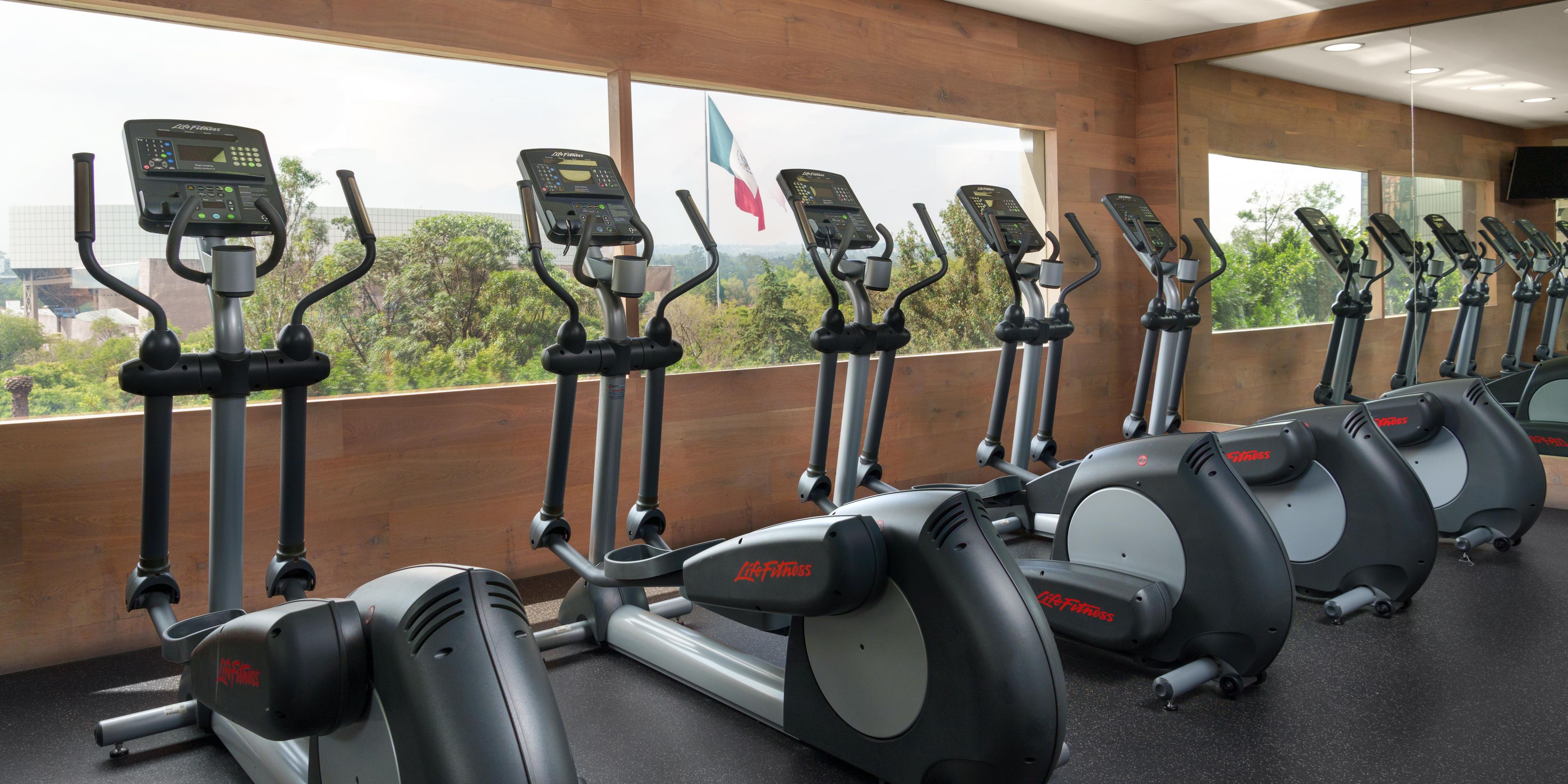 Experience our cutting-edge 24/7 gym at Presidente Intercontinental Polanco, complete with a personal trainer available from 6 am to 2:30 pm. We also provide a dedicated TRX area and equipment for a well-rounded workout.