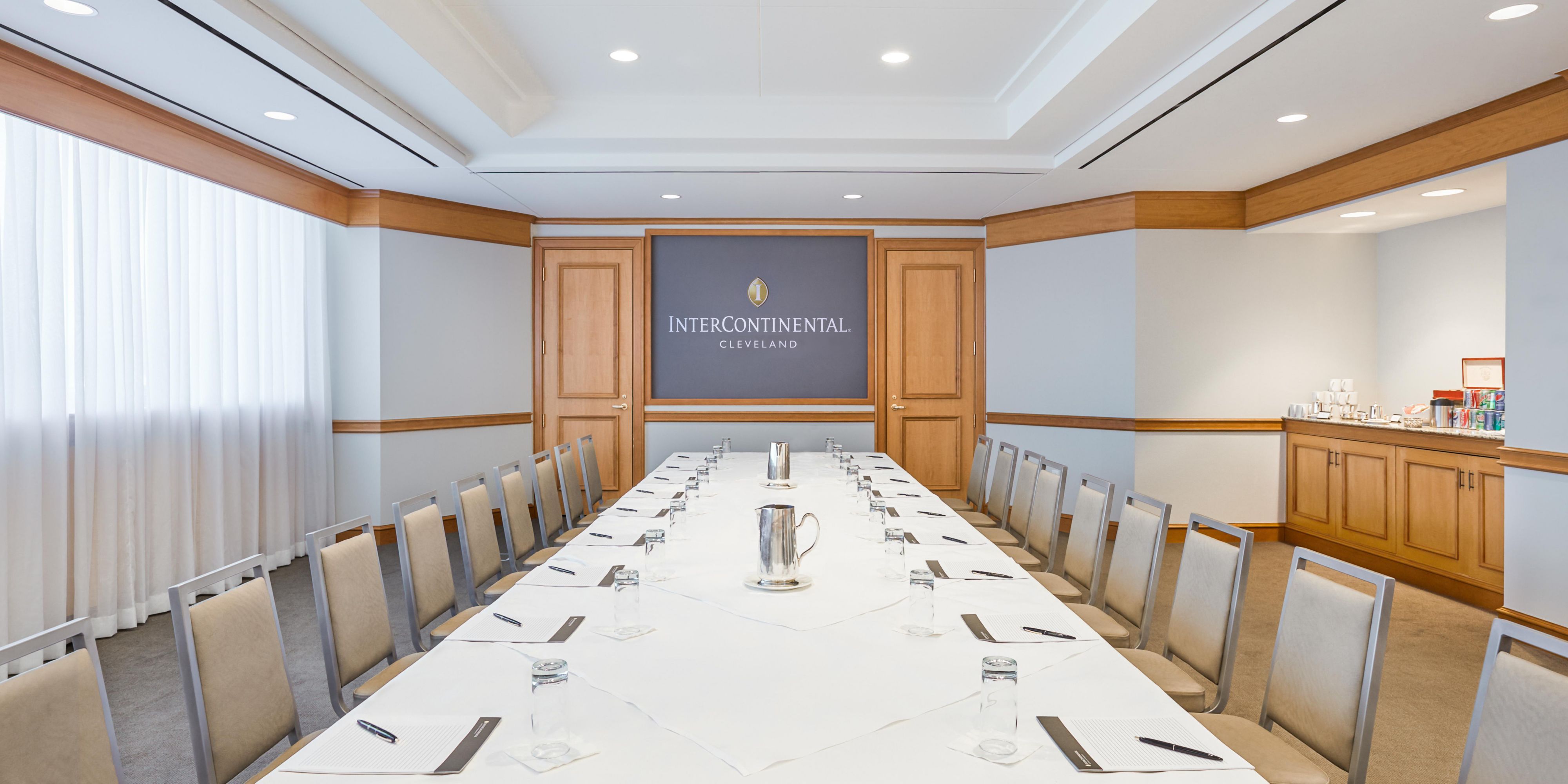 Plan your next conference at our state-of-the-art Bank of America Amphitheater, offering academic-style seating for up to 500 attendees. Our event space also offers 35,000-square feet of grand banquet, trade show, and meeting space across two dedicated floors, ideal for conferences and galas. 