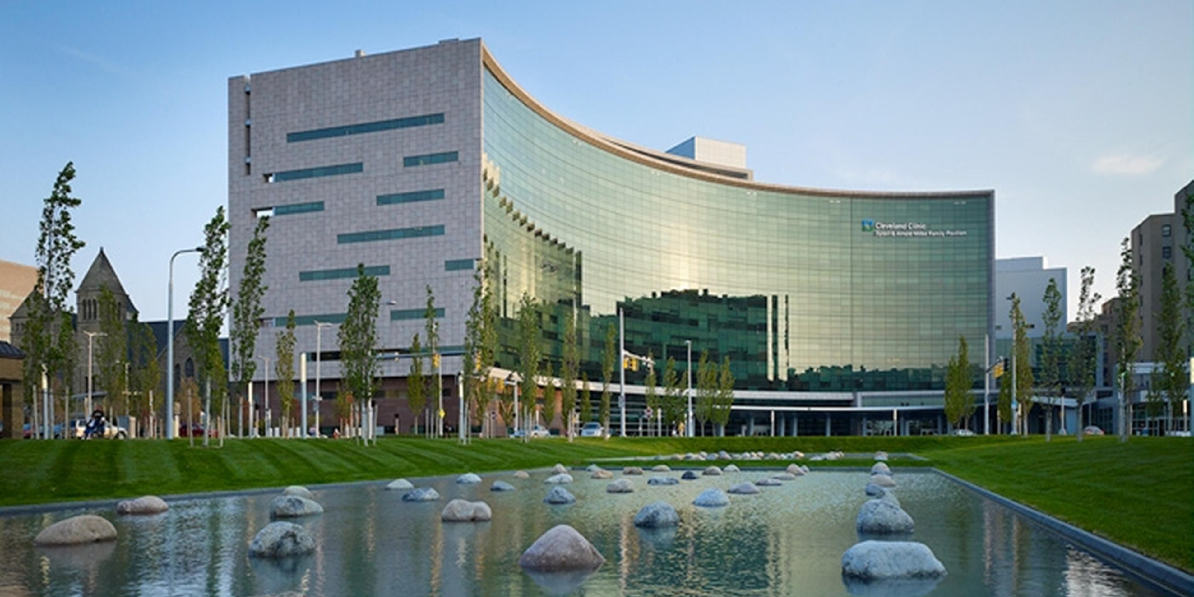 Situated on the Cleveland Clinic campus, our hotel welcomes patients and their families in their treatment and recovery process, as well as leisure travelers visiting close by landmarks. Guests can conveniently board the Cleveland Clinic shuttle to campus buildings, as well as take the Healthline shuttle to visit historical and educational sites. 