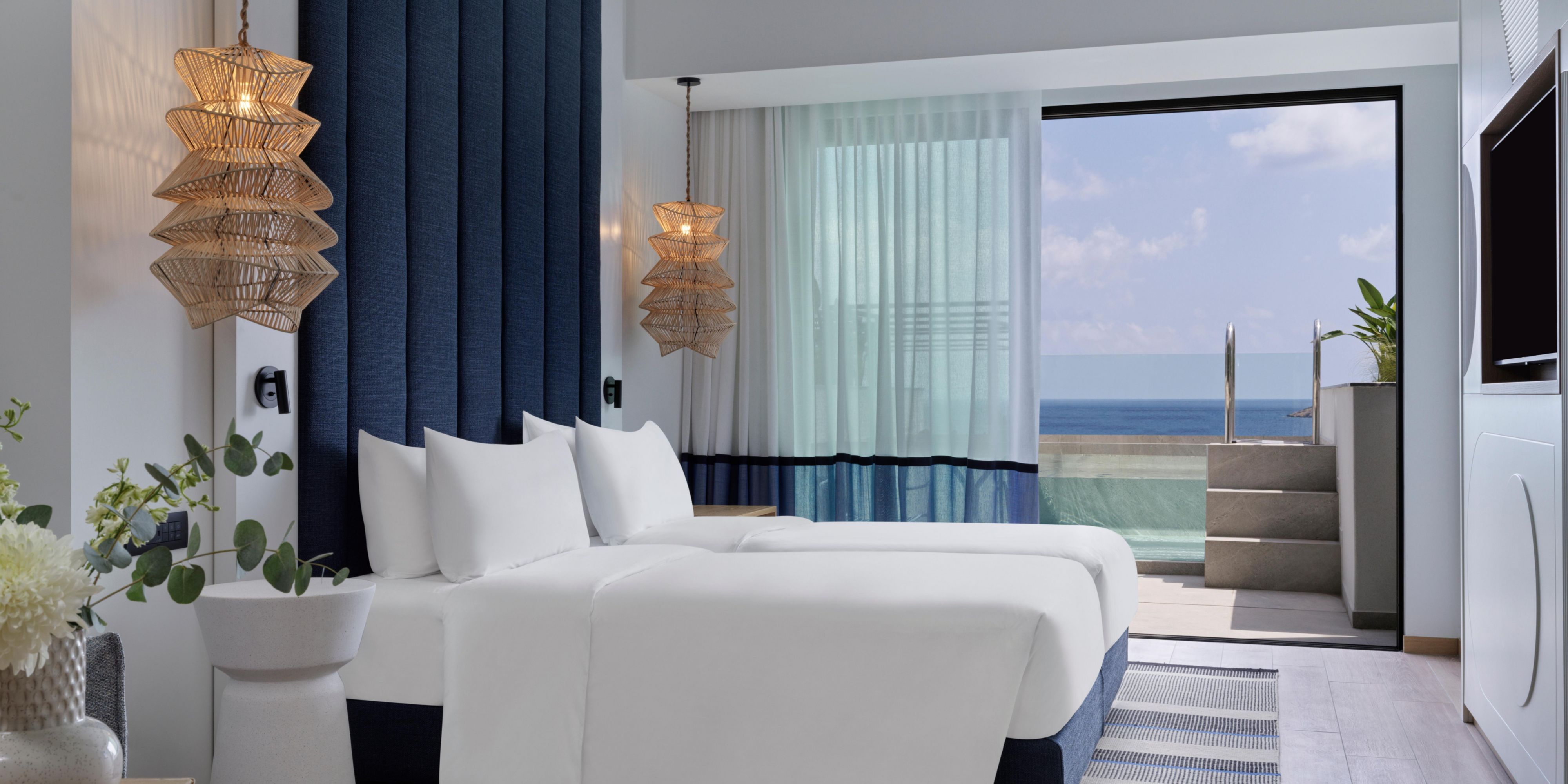 Diseño Mediterranean moderno, anclado en amplias Vista Mar.