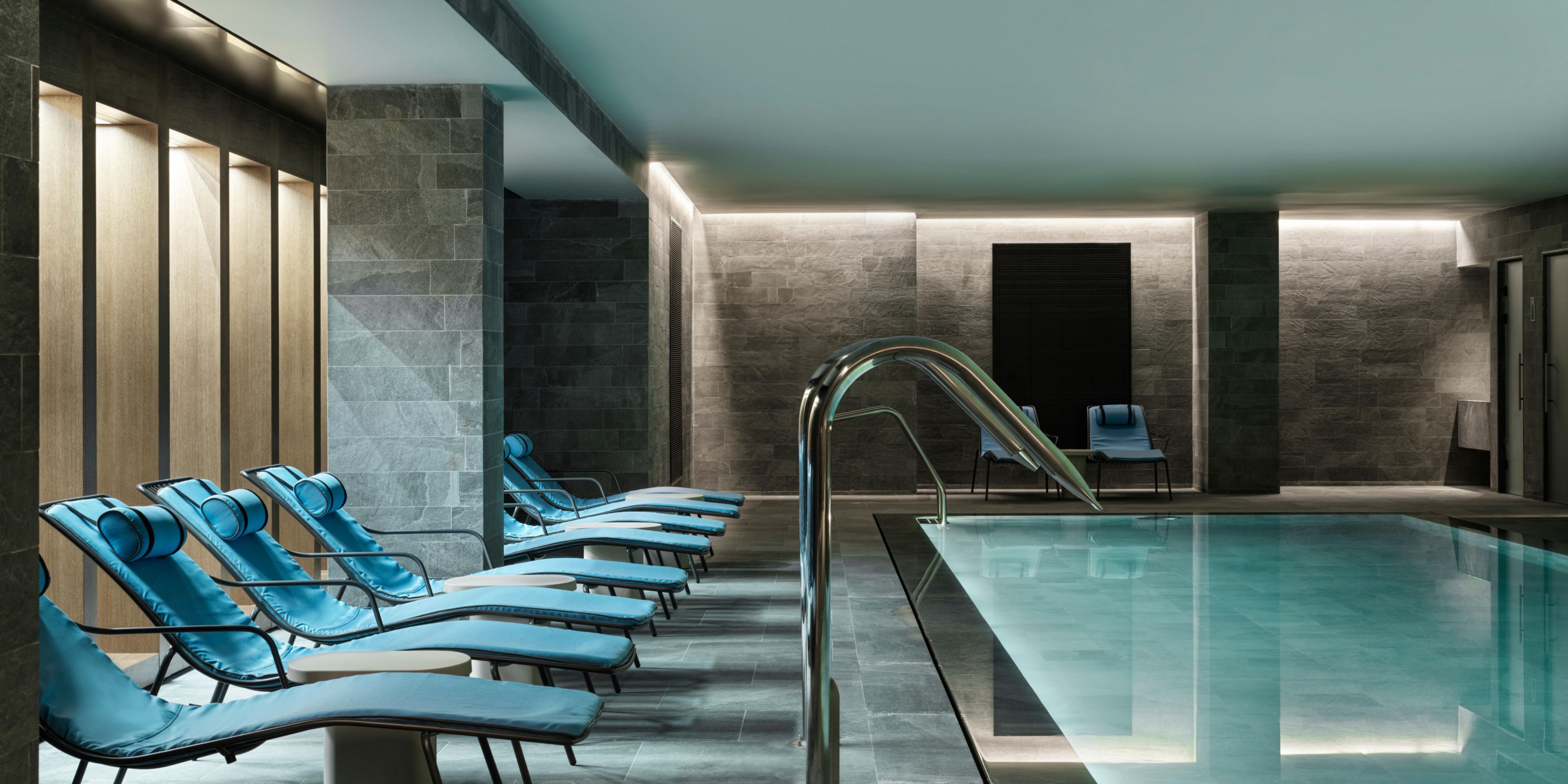 Das Spa bietet ein ganzheitliches Wellness-Erlebnis mit einer Reihe von Einrichtungen und Behandlungen, ergänzt durch ein voll ausgestattetes Fitnesscenter. Ein großer Innenpool, zwei Einzel- & zwei Doppelbehandlungsräume, ein Hammam, eine Sauna, ein Dampfbad und ein Entspannungsbereich sorgen für das ultimative Gleichgewicht von Körper und Geist.