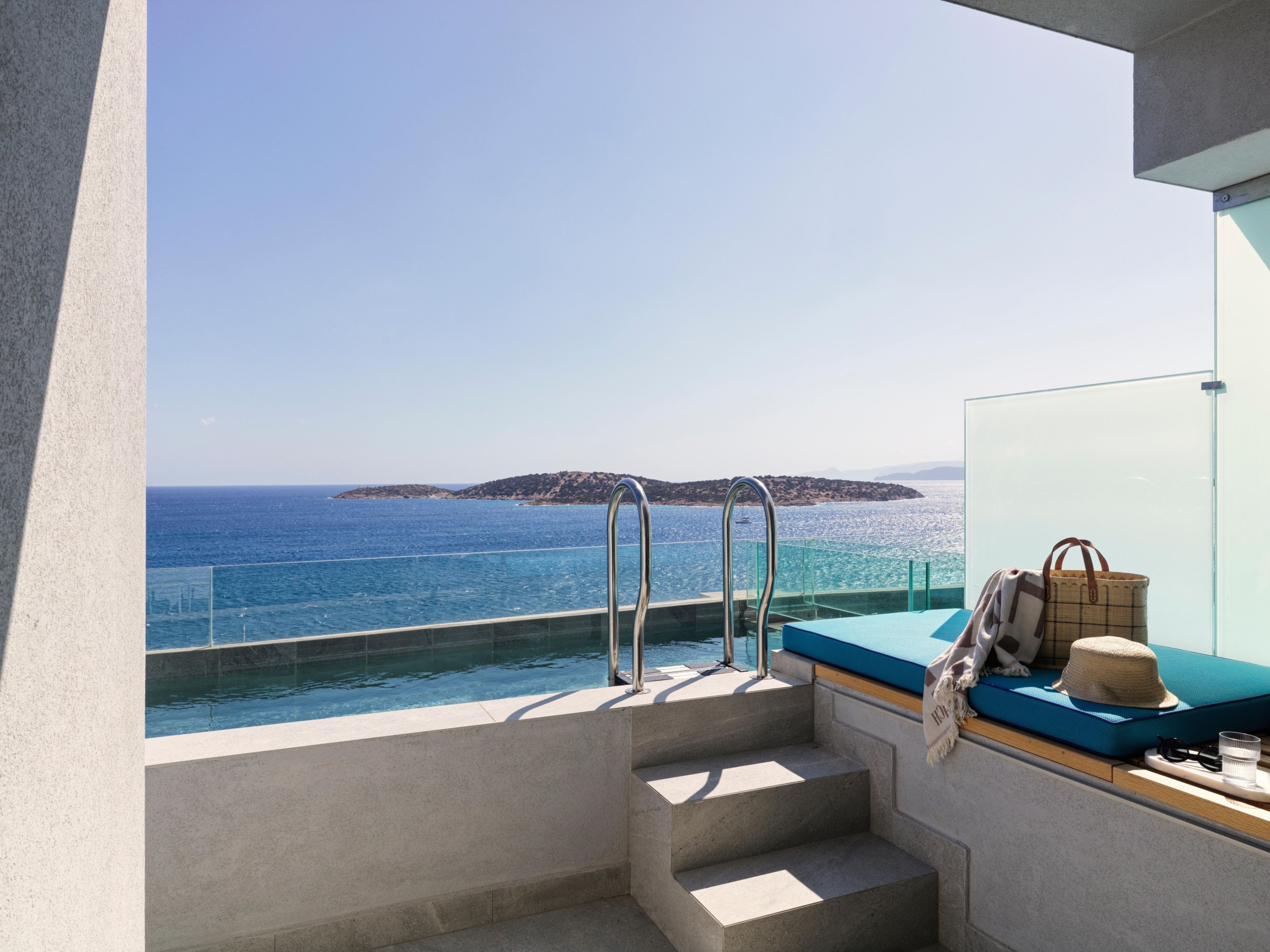 A peaceful retreat with the horizon just beyond your balcony.