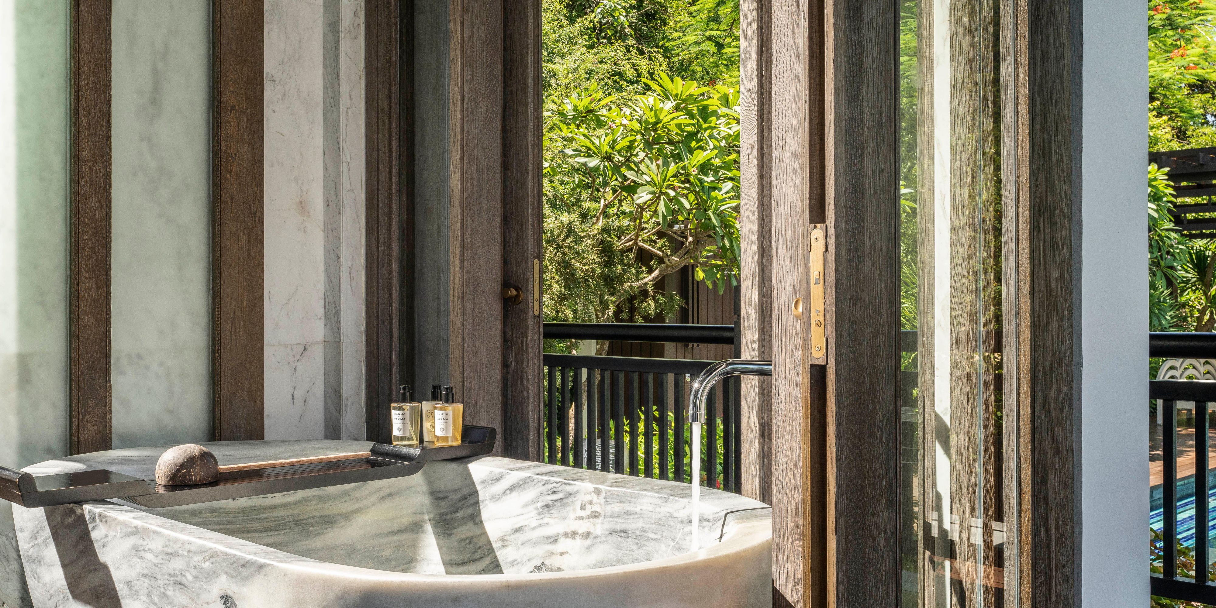 2 Bedroom Sun Peninsula Residence bathtub