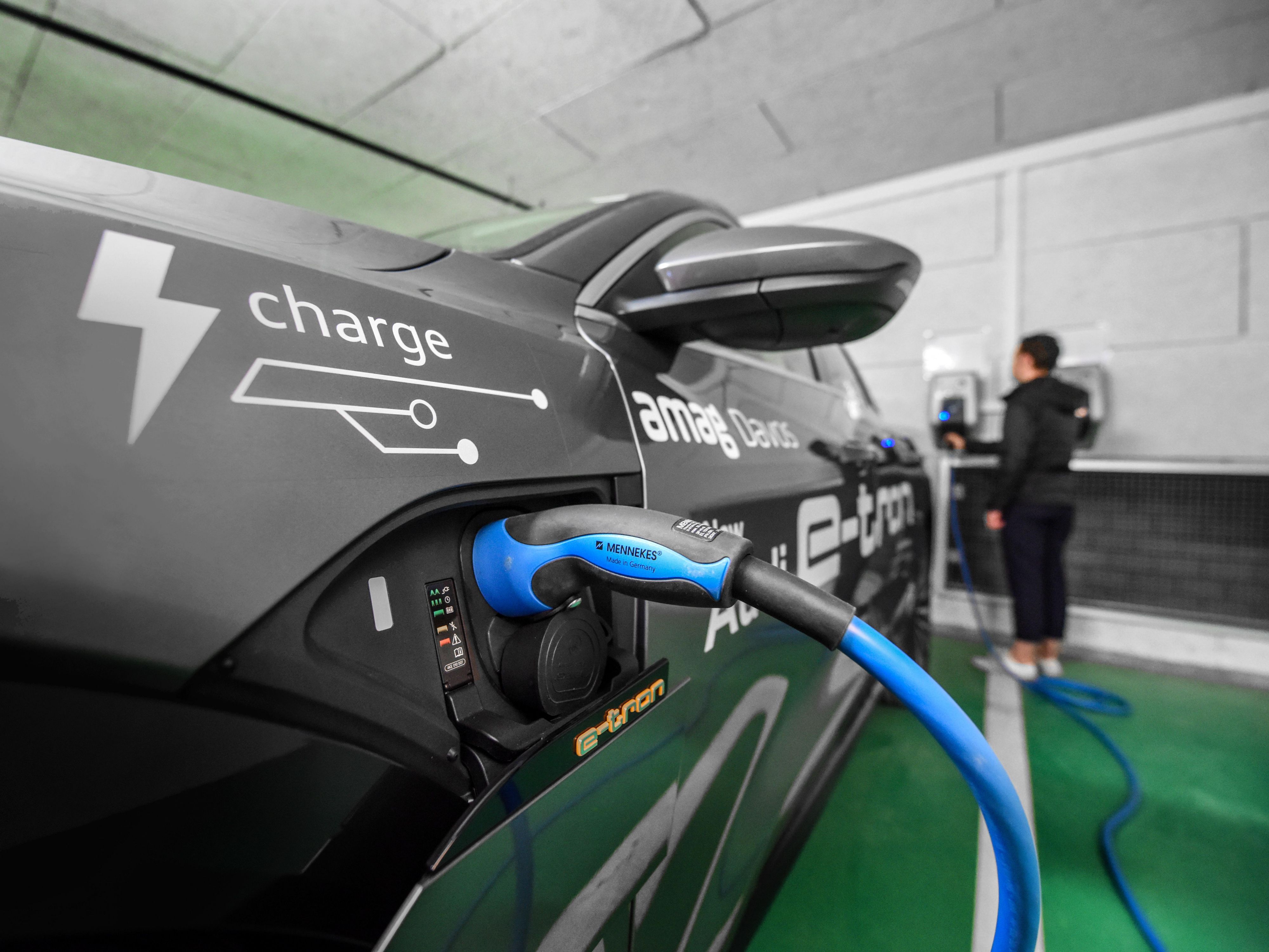 À partir d'août 2019, nous proposons aux clients de l'hôtel une nuit de chargement gratuite et sans contrainte pour les voitures électriques dans notre garage.