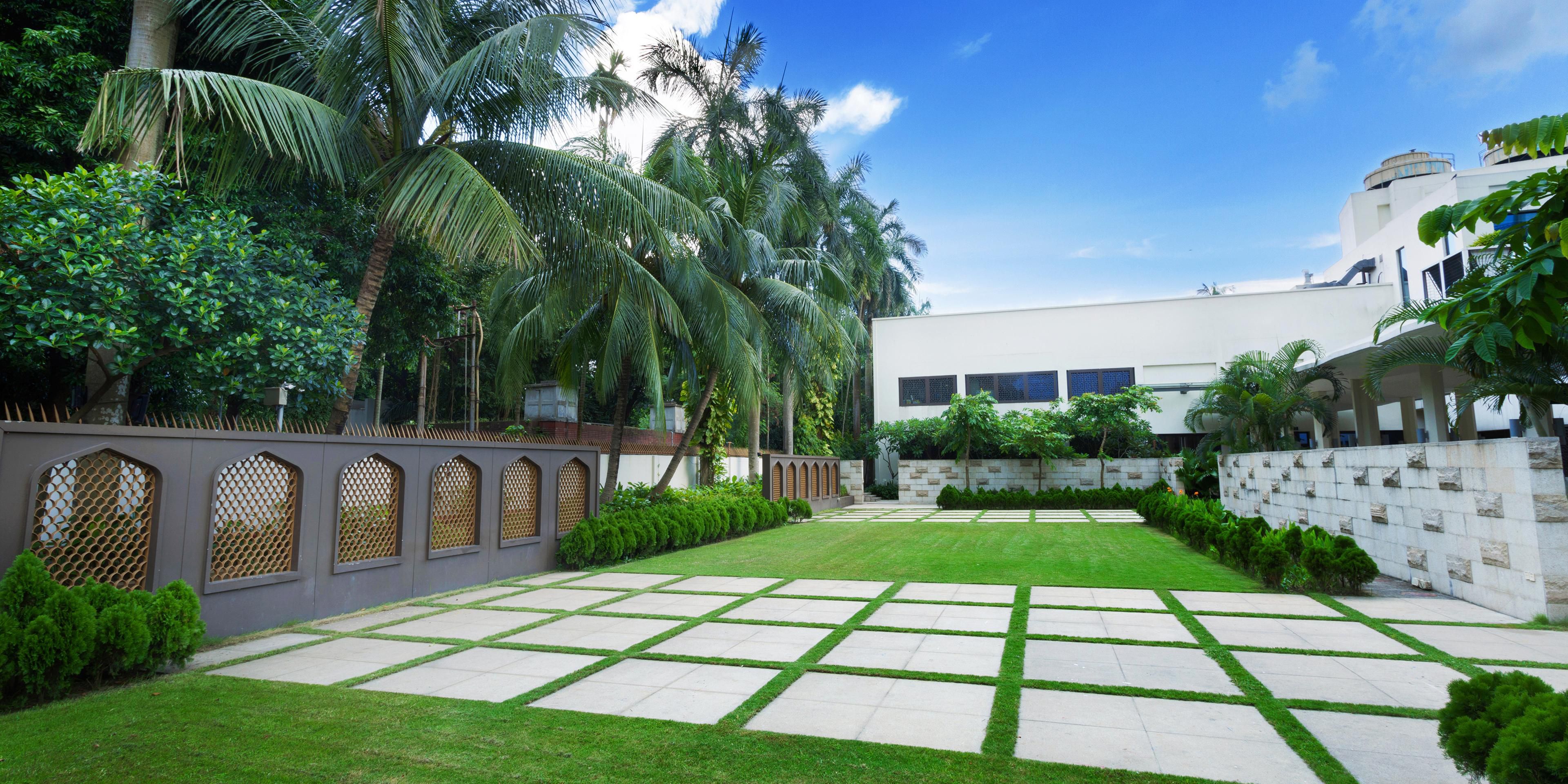Host your dream wedding at the historic Winter Garden. Under the blue sky, it is the perfect space for creating a fairytale ambiance for your big day!