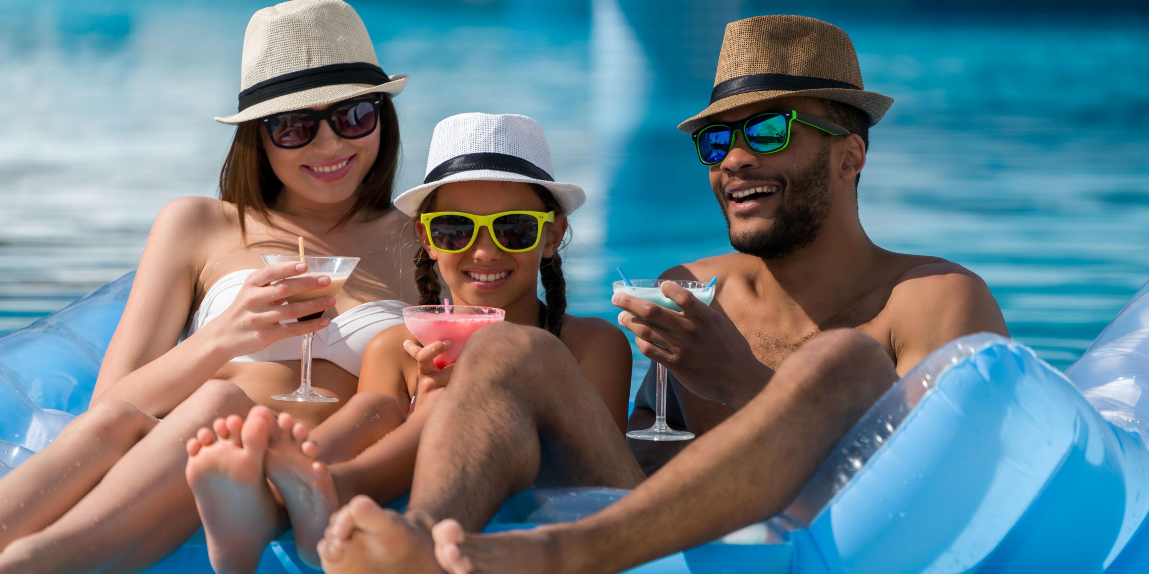 Celebrate Dad on June 15th from 11:30 AM to 3:30 PM with brunch! Enjoy a Seafood Station with oysters, poached shrimp, and crab claws, a Live Ceviche Station, BBQ favorites like picanha and slow-roasted ribs, and a Pasta Station with shrimp fettuccine. Savor bottomless mimosas, a cigar roller with a special gift for dads, and complimentary parking.