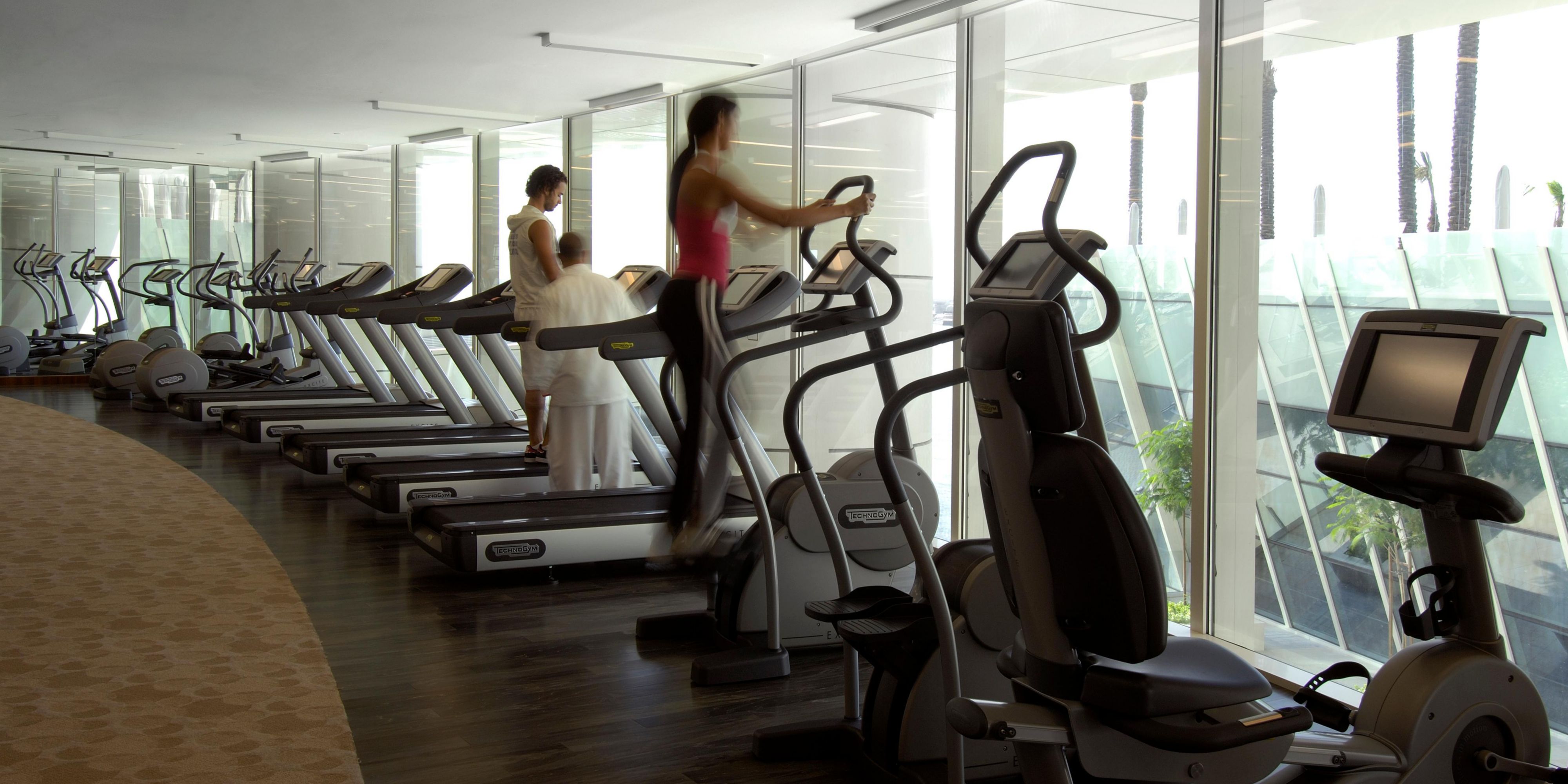 انغمس في شمس دبي بجوار مسبح إنتركونتيننتال