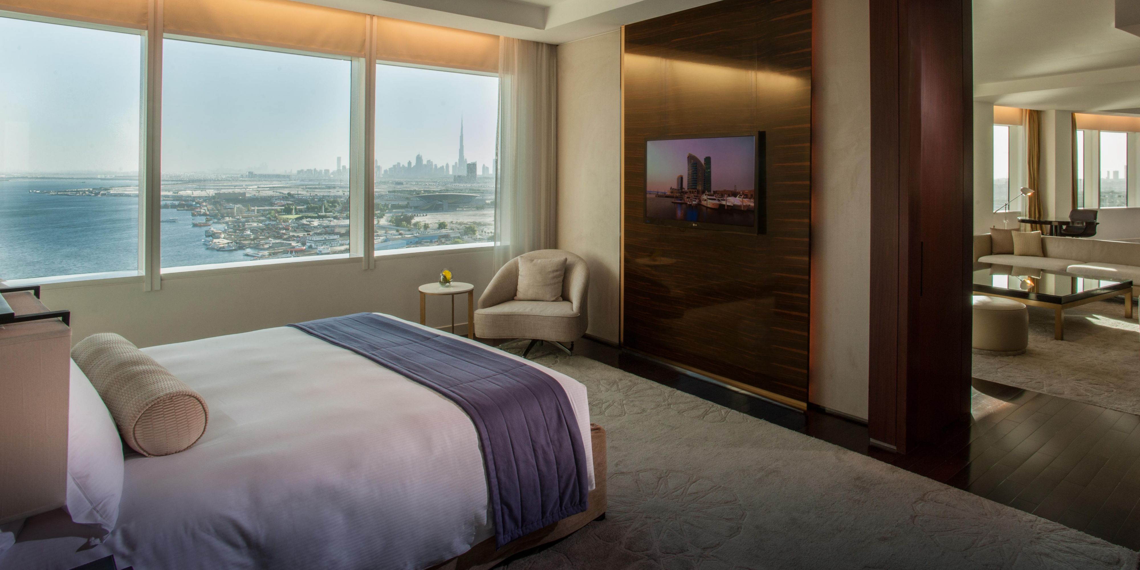 غرفة ضيوف أنيقة مع بانوراما لأفق دبي
