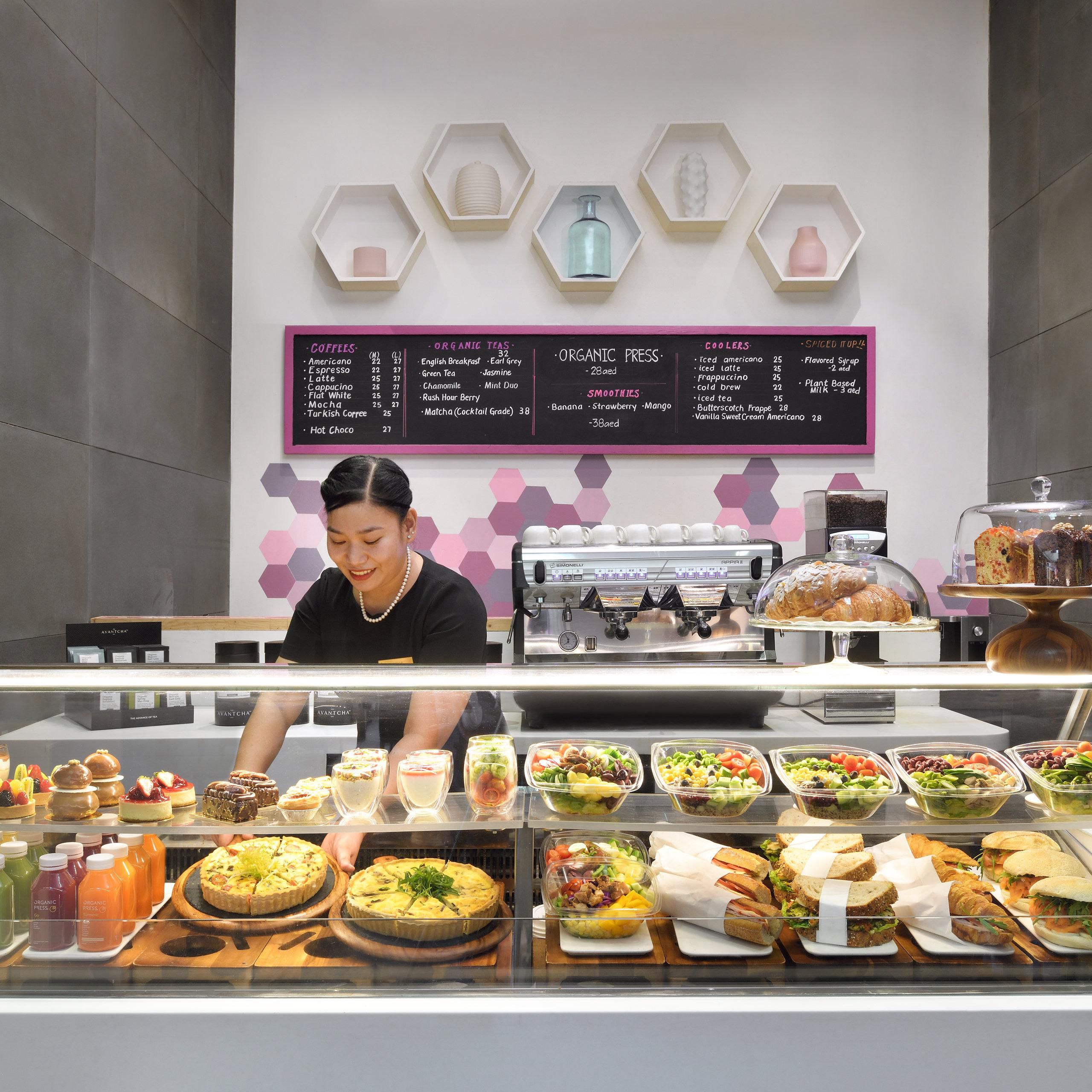 Saboreie saladas, sanduíches, condimentos e cafés especiais no The Delii