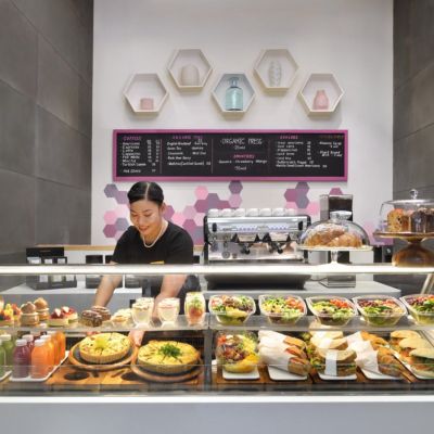 Saboreie saladas, sanduíches, condimentos e cafés especiais no The Delii