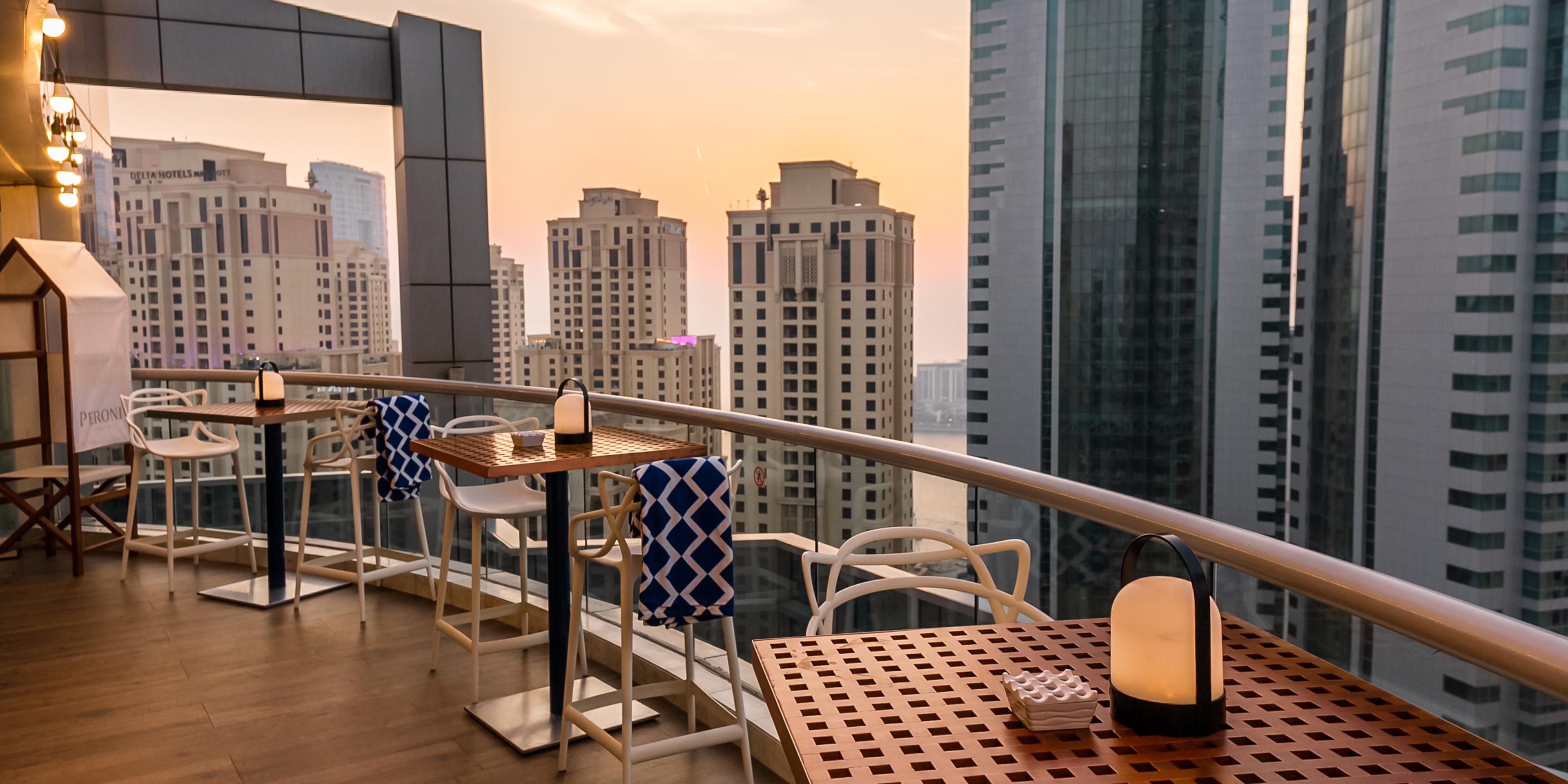 تتماشى تجربة تناول الطعام في المارينا سوسيال الحائزة على جوائز بالمأكولات البريطانية المتوسطية جنبًا إلى جنب مع إبداعات اثرتون المميزة في شكل أطباق اجتماعية ، وأطباق مرحة ، وحلويات مثيرة للاهتمام - كل ذلك مع لمسة إبداعية ساحرة